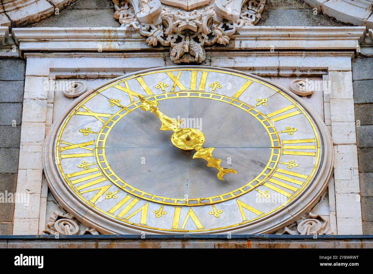Madrid, Espagne - 26 septembre 2024 : gros plan de l'horloge dans la capitale architecturale du Palais Royal. Banque D'Images