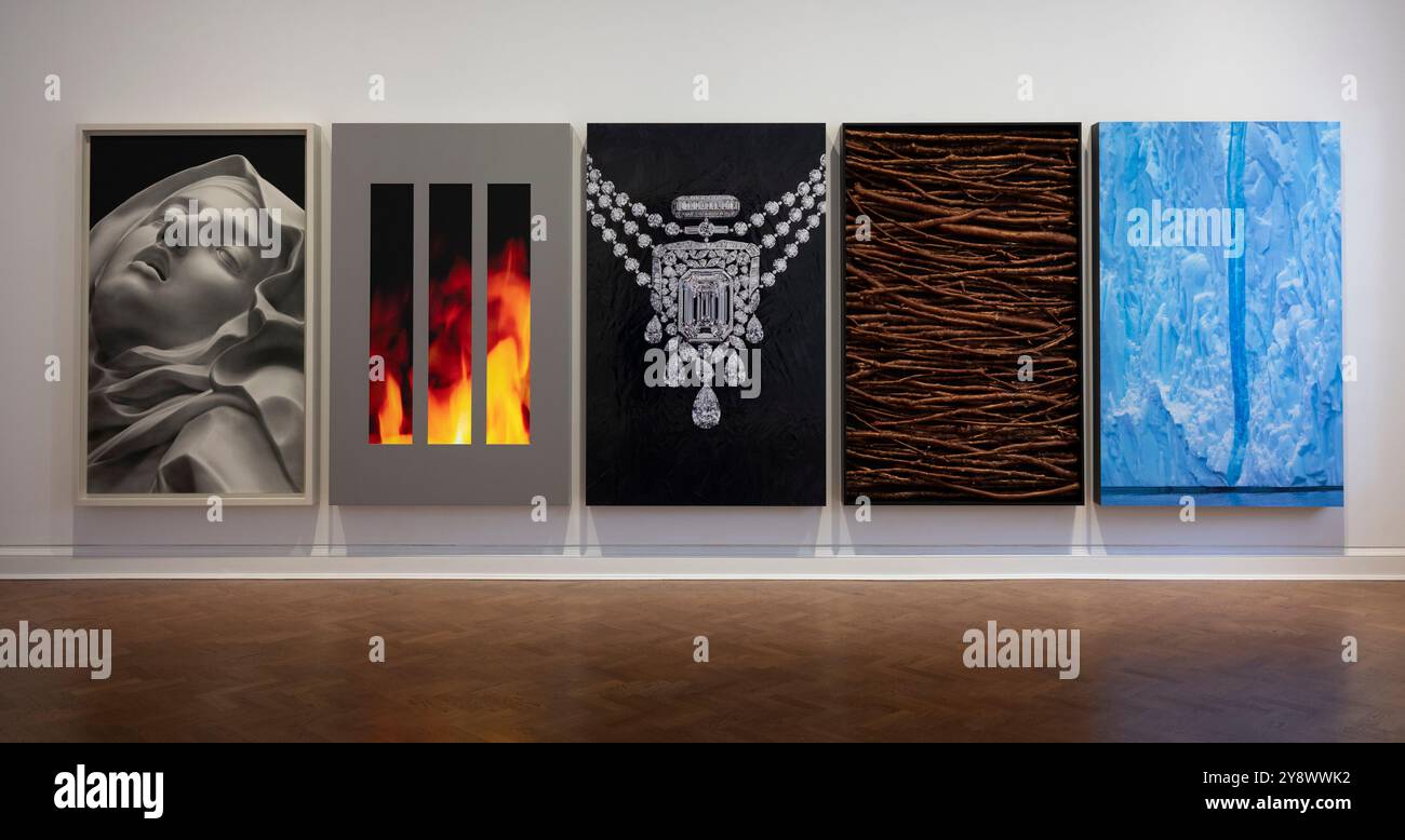 Thaddaeus Ropac, Londres, Royaume-Uni. 7 octobre 2024. (Pilgrim) de “Searchers” de Robert Longo (américain, né en 1953) est une exposition en deux parties à Thaddaeus Ropac et Pace Gallery. Thaddaeus Ropac présente lors de la Frieze week une œuvre monumentale en cinq panneaux revisitant ses formats combinants des années 1980 en amalgamant différents médiums. Les moissonneuses-batteuses mesurent au total 7,5 mètres de large et plus de 2,2 mètres de hauteur, occupant un mur entier dans chaque galerie. Chacun des panneaux est exécuté dans un support différent : dessin au charbon de bois, vidéo, peinture, sculpture et une photographie, explorant l'idée de l'artiste de «faire un C Banque D'Images