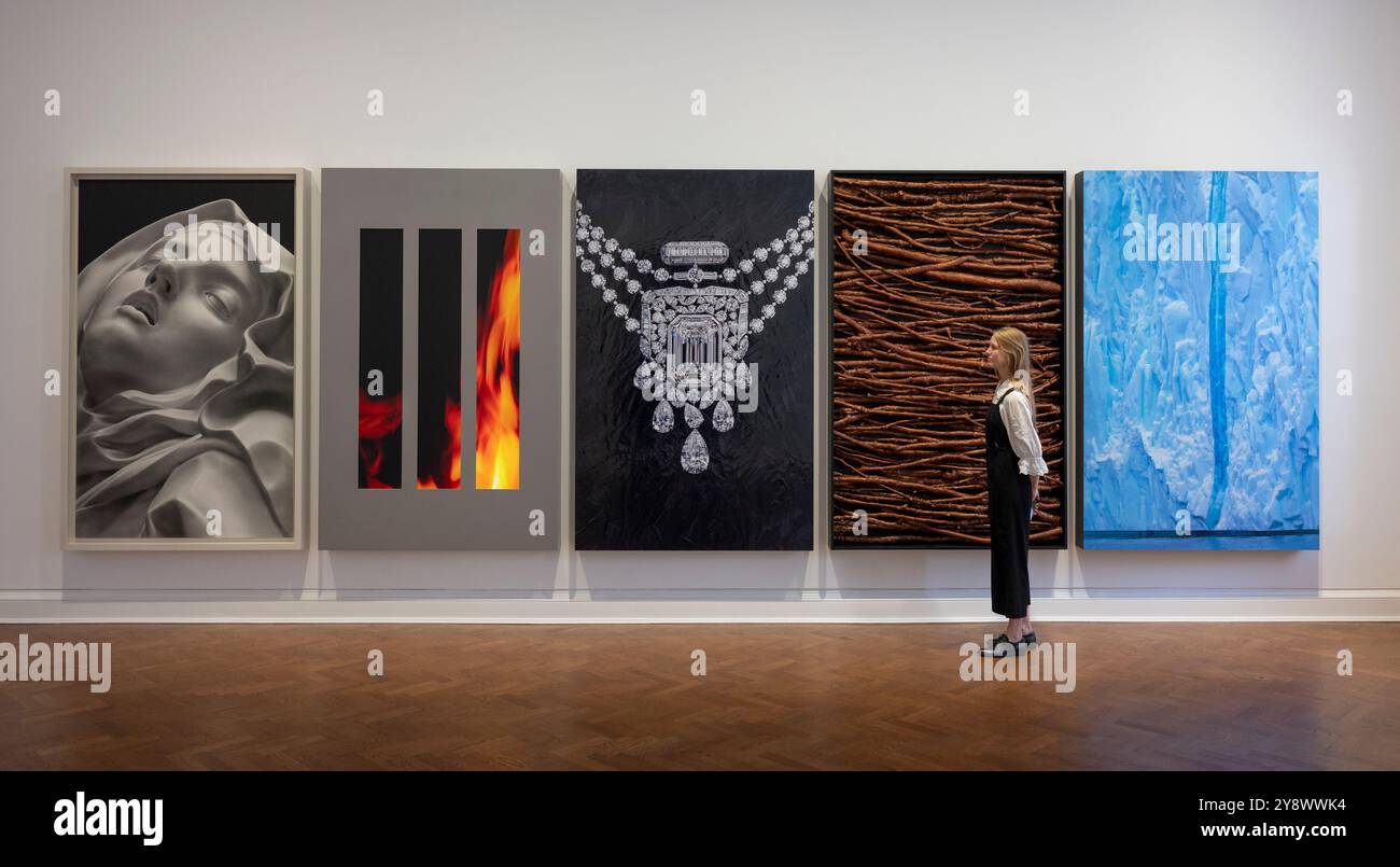 Thaddaeus Ropac, Londres, Royaume-Uni. 7 octobre 2024. (Pilgrim) de “Searchers” de Robert Longo (américain, né en 1953) est une exposition en deux parties à Thaddaeus Ropac et Pace Gallery. Thaddaeus Ropac présente lors de la Frieze week une œuvre monumentale en cinq panneaux revisitant ses formats combinants des années 1980 en amalgamant différents médiums. Les moissonneuses-batteuses mesurent au total 7,5 mètres de large et plus de 2,2 mètres de hauteur, occupant un mur entier dans chaque galerie. Chacun des panneaux est exécuté dans un support différent : dessin au charbon de bois, vidéo, peinture, sculpture et une photographie, explorant l'idée de l'artiste de «faire un C Banque D'Images