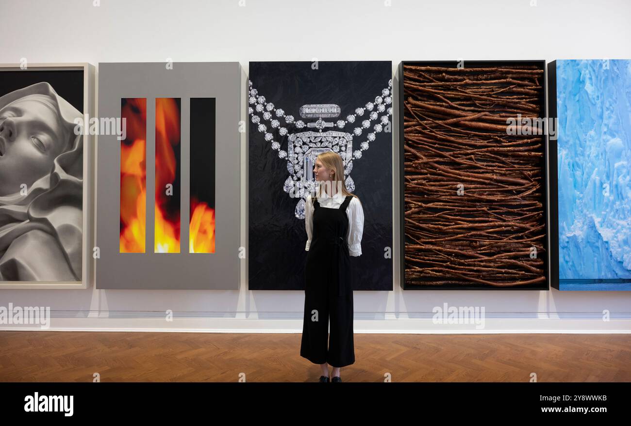 Thaddaeus Ropac, Londres, Royaume-Uni. 7 octobre 2024. (Pilgrim) de “Searchers” de Robert Longo (américain, né en 1953) est une exposition en deux parties à Thaddaeus Ropac et Pace Gallery. Thaddaeus Ropac présente lors de la Frieze week une œuvre monumentale en cinq panneaux revisitant ses formats combinants des années 1980 en amalgamant différents médiums. Les moissonneuses-batteuses mesurent au total 7,5 mètres de large et plus de 2,2 mètres de hauteur, occupant un mur entier dans chaque galerie. Chacun des panneaux est exécuté dans un support différent : dessin au charbon de bois, vidéo, peinture, sculpture et une photographie, explorant l'idée de l'artiste de «faire un C Banque D'Images