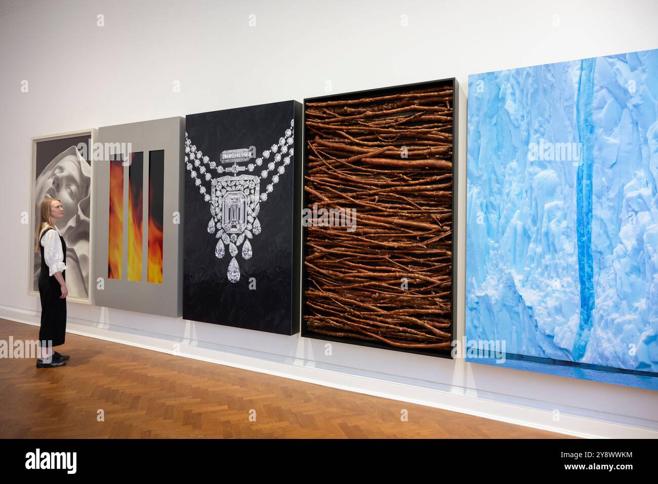 Thaddaeus Ropac, Londres, Royaume-Uni. 7 octobre 2024. (Pilgrim) de “Searchers” de Robert Longo (américain, né en 1953) est une exposition en deux parties à Thaddaeus Ropac et Pace Gallery. Thaddaeus Ropac présente lors de la Frieze week une œuvre monumentale en cinq panneaux revisitant ses formats combinants des années 1980 en amalgamant différents médiums. Les moissonneuses-batteuses mesurent au total 7,5 mètres de large et plus de 2,2 mètres de hauteur, occupant un mur entier dans chaque galerie. Chacun des panneaux est exécuté dans un support différent : dessin au charbon de bois, vidéo, peinture, sculpture et une photographie, explorant l'idée de l'artiste de «faire un C Banque D'Images