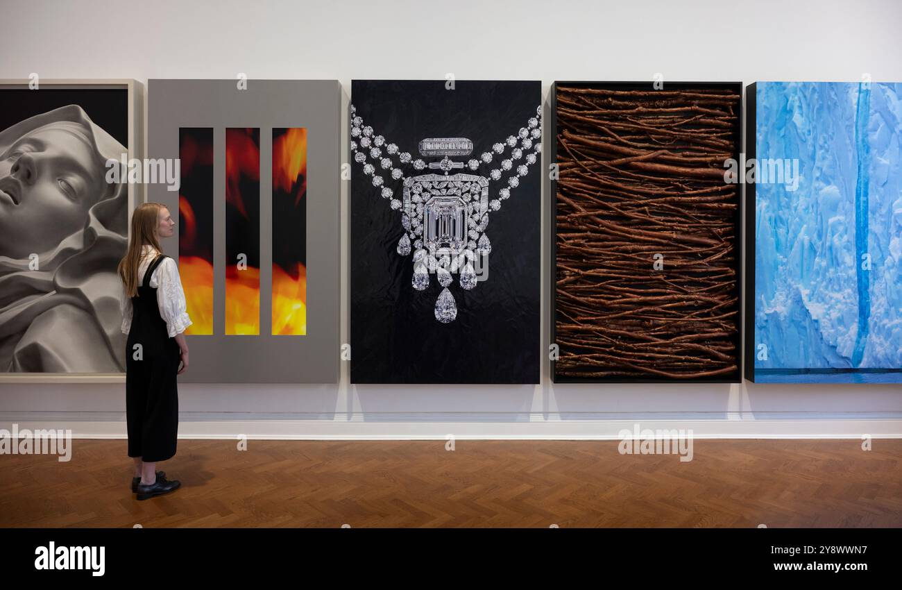 Thaddaeus Ropac, Londres, Royaume-Uni. 7 octobre 2024. (Pilgrim) de “Searchers” de Robert Longo (américain, né en 1953) est une exposition en deux parties à Thaddaeus Ropac et Pace Gallery. Thaddaeus Ropac présente lors de la Frieze week une œuvre monumentale en cinq panneaux revisitant ses formats combinants des années 1980 en amalgamant différents médiums. Les moissonneuses-batteuses mesurent au total 7,5 mètres de large et plus de 2,2 mètres de hauteur, occupant un mur entier dans chaque galerie. Chacun des panneaux est exécuté dans un support différent : dessin au charbon de bois, vidéo, peinture, sculpture et une photographie, explorant l'idée de l'artiste de «faire un C Banque D'Images