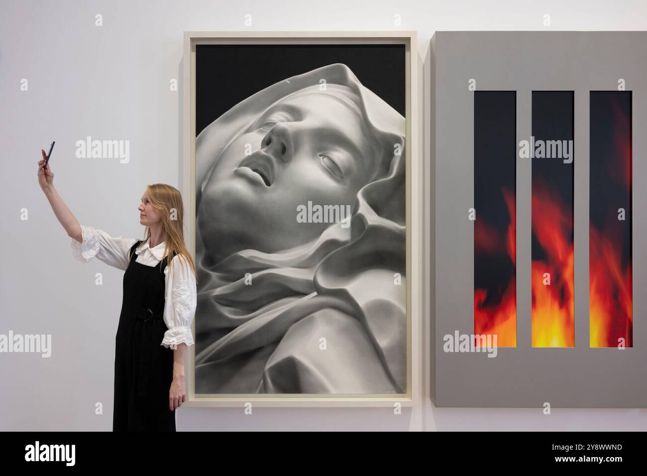 Thaddaeus Ropac, Londres, Royaume-Uni. 7 octobre 2024. (Pilgrim) de “Searchers” de Robert Longo (américain, né en 1953) est une exposition en deux parties à Thaddaeus Ropac et Pace Gallery. Thaddaeus Ropac présente lors de la Frieze week une œuvre monumentale en cinq panneaux revisitant ses formats combinants des années 1980 en amalgamant différents médiums. Les moissonneuses-batteuses mesurent au total 7,5 mètres de large et plus de 2,2 mètres de hauteur, occupant un mur entier dans chaque galerie. Chacun des panneaux est exécuté dans un support différent : dessin au charbon de bois, vidéo, peinture, sculpture et une photographie, explorant l'idée de l'artiste de «faire un C Banque D'Images