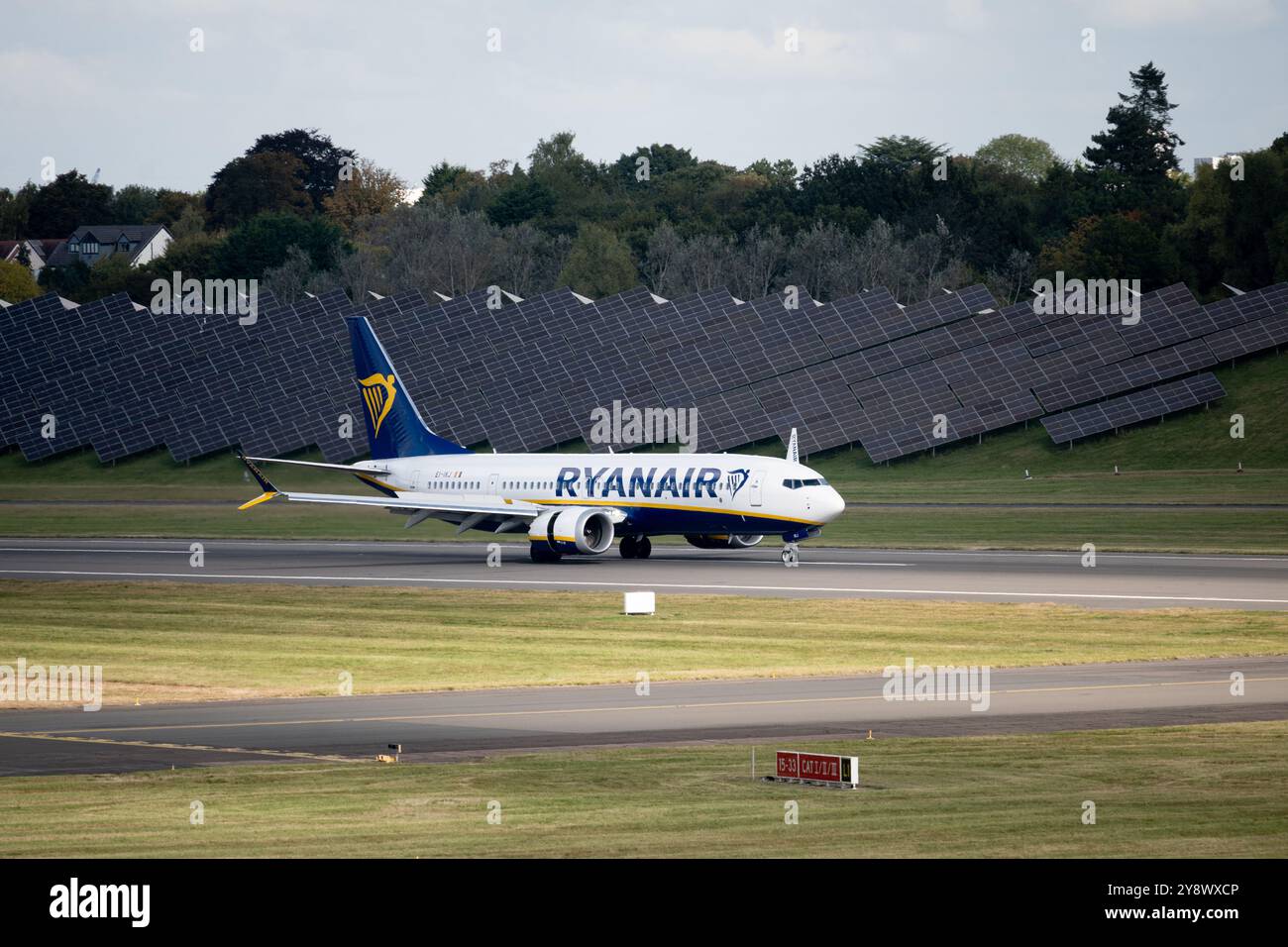 Ryanair Boeing 737 Max 8-200 atterrissant à l'aéroport de Birmingham, Royaume-Uni (EI-IKJ) Banque D'Images