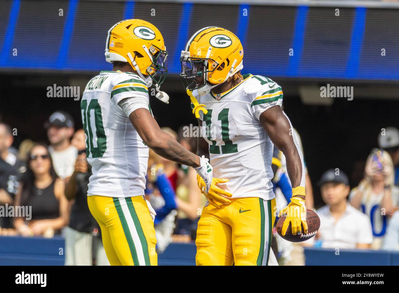 Los Angeles, États-Unis. 06 octobre 2024. Les récepteurs Green Bay Packers Wide Jayden Reed (d) célèbrent avec Bo Melton (l) après avoir attrapé une passe de touchdown contre les Rams de Los Angeles lors d'un match de football de la NFL au SoFi Stadium. Green Bay Packers 24:19 Los Angeles Rams. Crédit : SOPA images Limited/Alamy Live News Banque D'Images