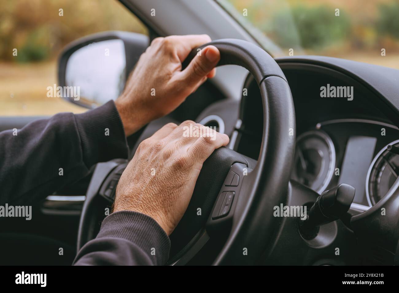 Rage au volant, gros plan des mains de conducteur agacé en colère qui klaxonnent sur le klaxon du véhicule dans la circulation, mise au point sélective Banque D'Images