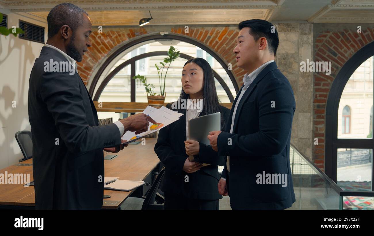 Trois collègues d'affaires multiraciales collègues multiethniques dans le bureau asiatique femme d'affaires coréenne Japonais Chinois hommes d'affaires africains patron Banque D'Images