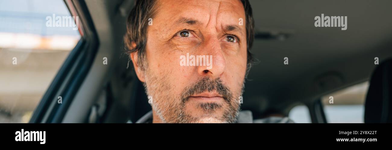 Portrait d'homme adulte mature sur le siège passager dans une voiture, mise au point sélective Banque D'Images