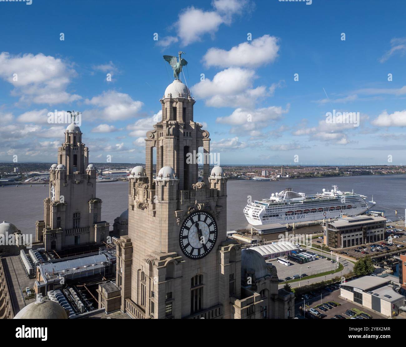Liver Buildings et Pacific World Peace Boat Cruise Ship amarrés au front de mer de Liverpool Banque D'Images
