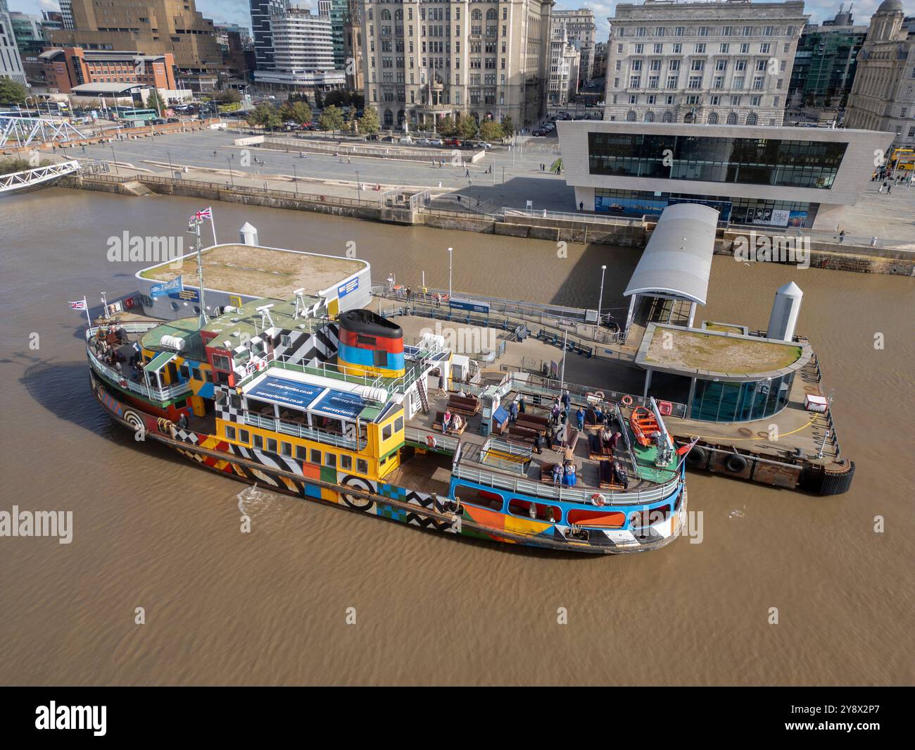 Le ferry Mersey accostait à la tête de la jetée, Liverpool, Angleterre Banque D'Images