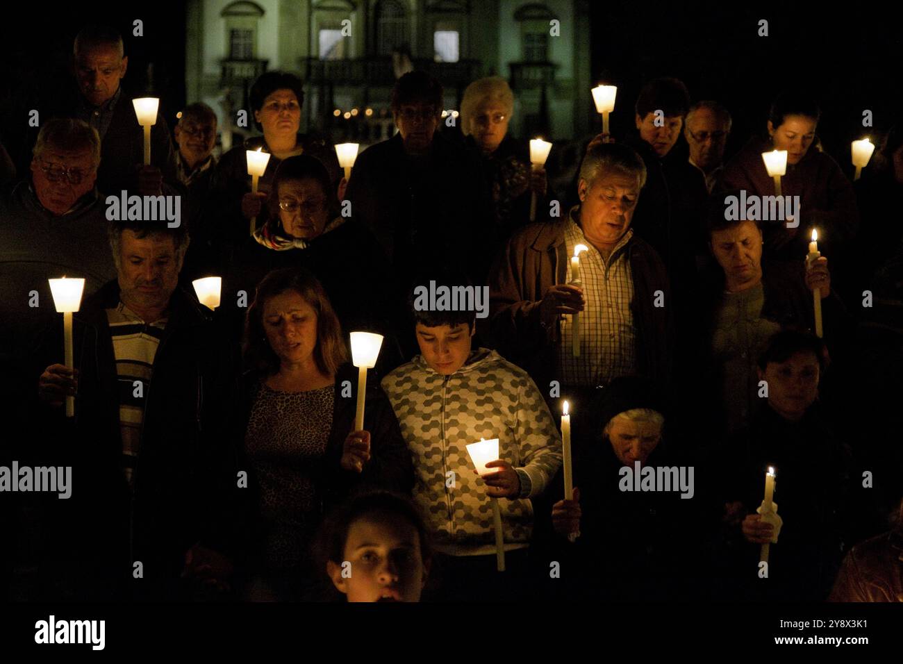 Service aux chandelles, église Peneda, parc national Peneda-Geres, Portugal Banque D'Images