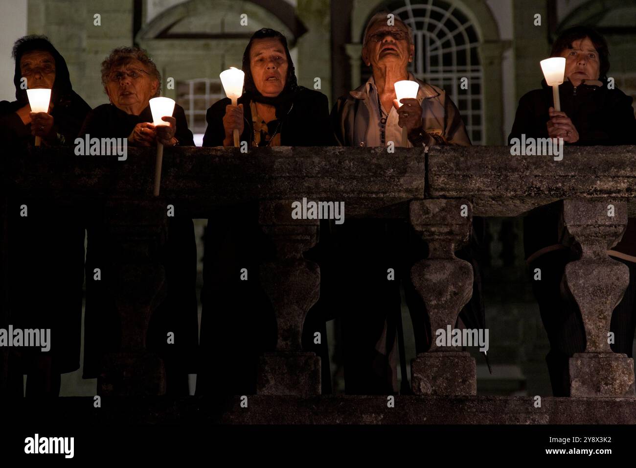 Service aux chandelles, église de Peneda, parc national de Peneda-Geres, Portugal Banque D'Images