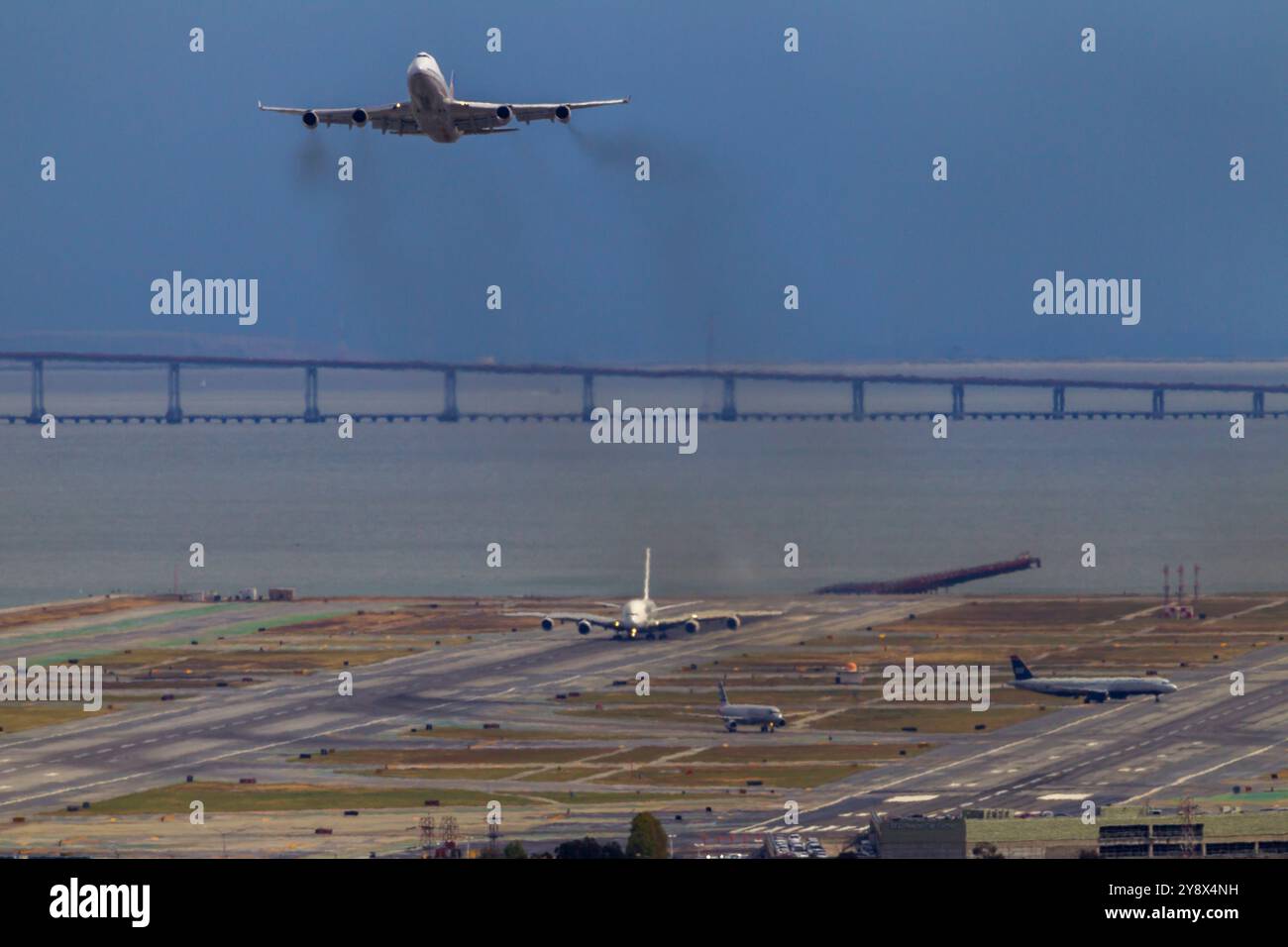 Vue de l'aéroport avec avion commercial volant, Bay Fill, San Francisco, Californie, États-Unis Banque D'Images