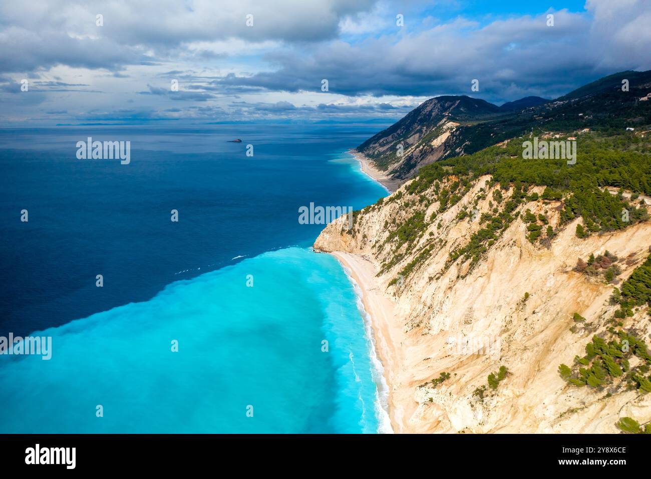 Vue drone sur la plage d'Egremni avec contraste d'eau turquoise et bleu Banque D'Images