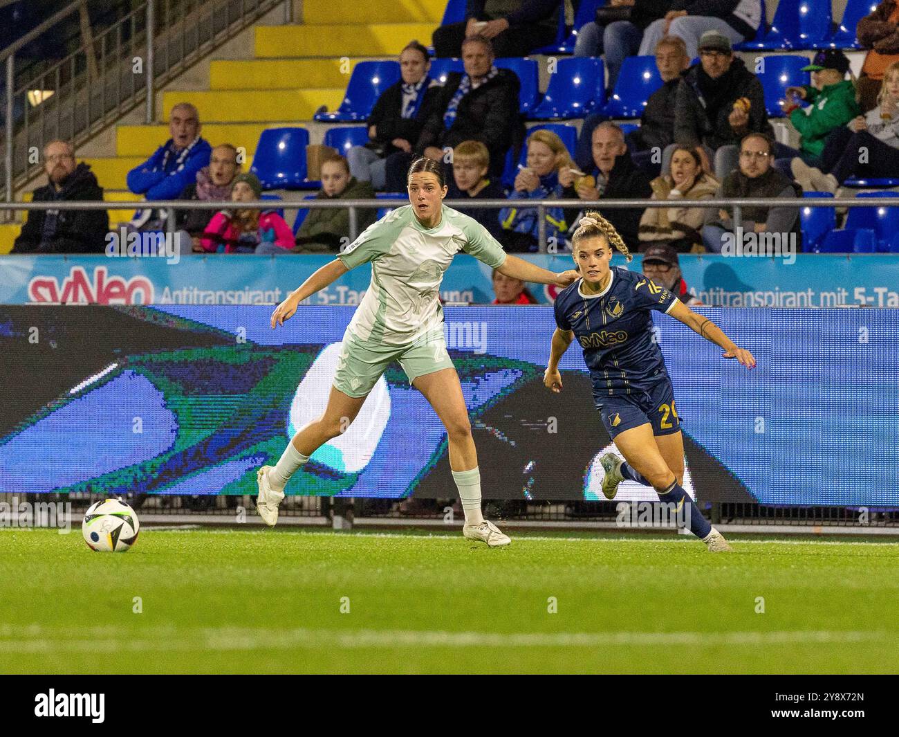 Selina Cerci (TSG 1899 Hoffenheim Frauen, #29) im Zweikampf TSG 1800 Hoffenheim v. SV Werder Bremen, Fussball, Google Pixel Frauen-Bundesliga , 5. Spieltag, saison 2024/2025, 06.10.2024, Foto : Eibner-Pressefoto/Lena und Christina Wessely Banque D'Images