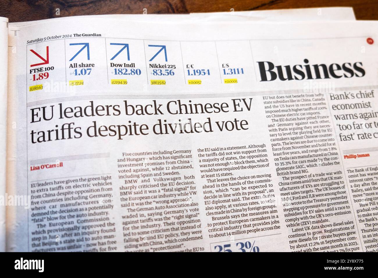 "Les dirigeants de l'UE soutiennent les tarifs douaniers chinois pour les véhicules électriques malgré un vote divisé" le journal Guardian fait la une des affaires article 5 octobre 2024 Londres Angleterre Royaume-Uni Banque D'Images