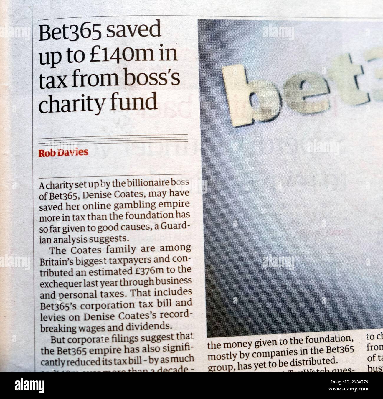 « Bet365 a économisé jusqu'à 140 millions de livres d'impôts grâce au fonds caritatif de BOSS » titre du journal Guardian Denise Coates article 5 octobre 2024 Londres Angleterre Royaume-Uni Banque D'Images
