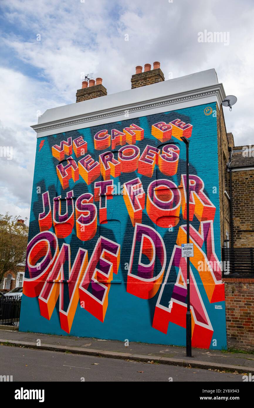 Une maison victorienne à Brixton avec les mots « We Can Be Heroes Just for One Day » dans un graffiti coloré de Street art - Londres le 29 septembre 2024. Banque D'Images