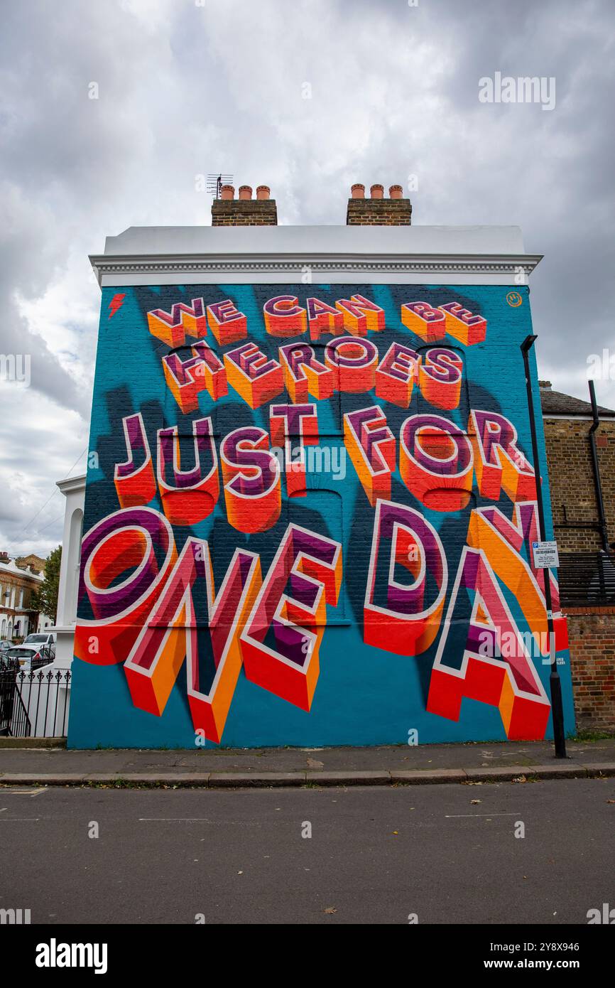 Une maison victorienne à Brixton avec les mots « We Can Be Heroes Just for One Day » dans un graffiti coloré de Street art - Londres le 29 septembre 2024. Banque D'Images