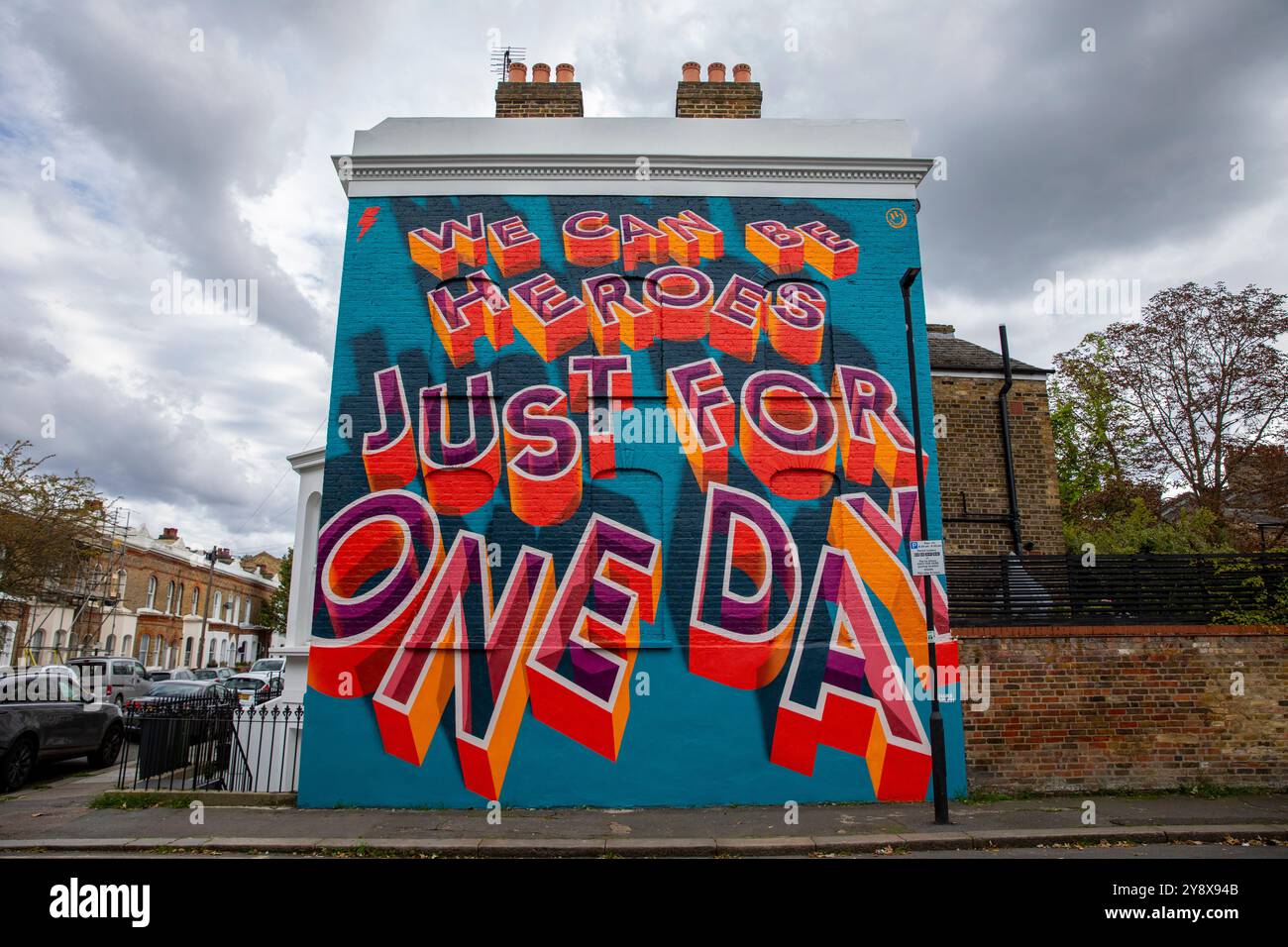 Une maison victorienne à Brixton avec les mots « We Can Be Heroes Just for One Day » dans un graffiti coloré de Street art - Londres le 29 septembre 2024. Banque D'Images