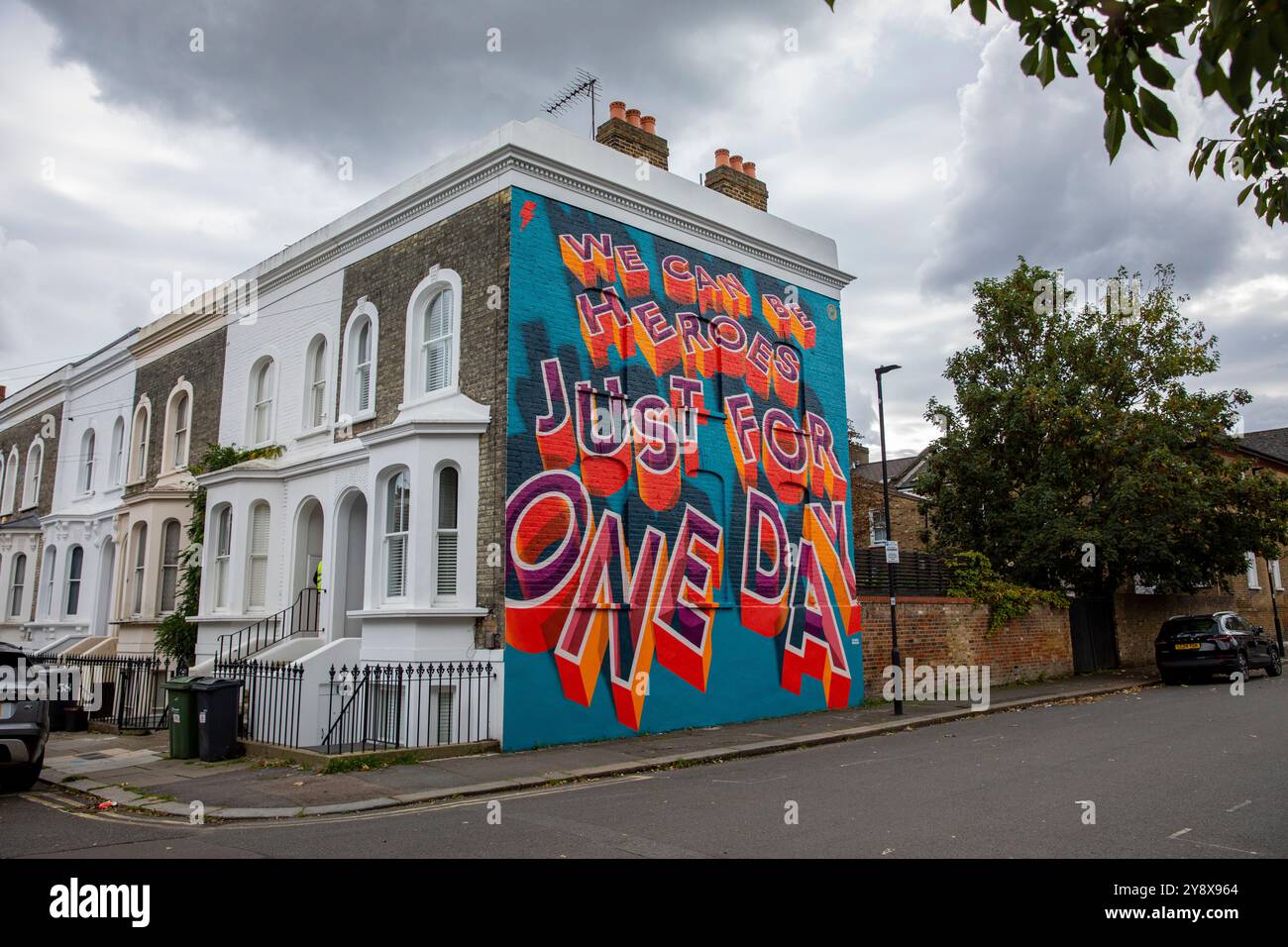 Une maison victorienne à Brixton avec les mots « We Can Be Heroes Just for One Day » dans un graffiti coloré de Street art - Londres le 29 septembre 2024. Banque D'Images