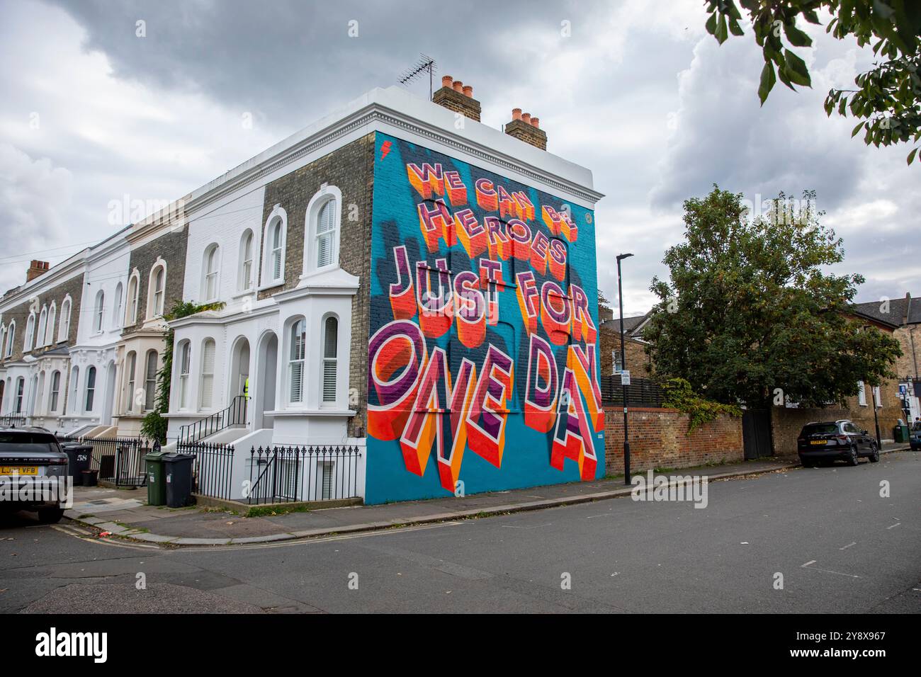 Une maison victorienne à Brixton avec les mots « We Can Be Heroes Just for One Day » dans un graffiti coloré de Street art - Londres le 29 septembre 2024. Banque D'Images