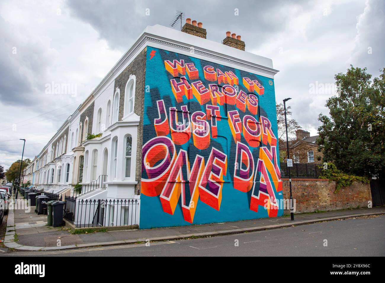 Une maison victorienne à Brixton avec les mots « We Can Be Heroes Just for One Day » dans un graffiti coloré de Street art - Londres le 29 septembre 2024. Banque D'Images