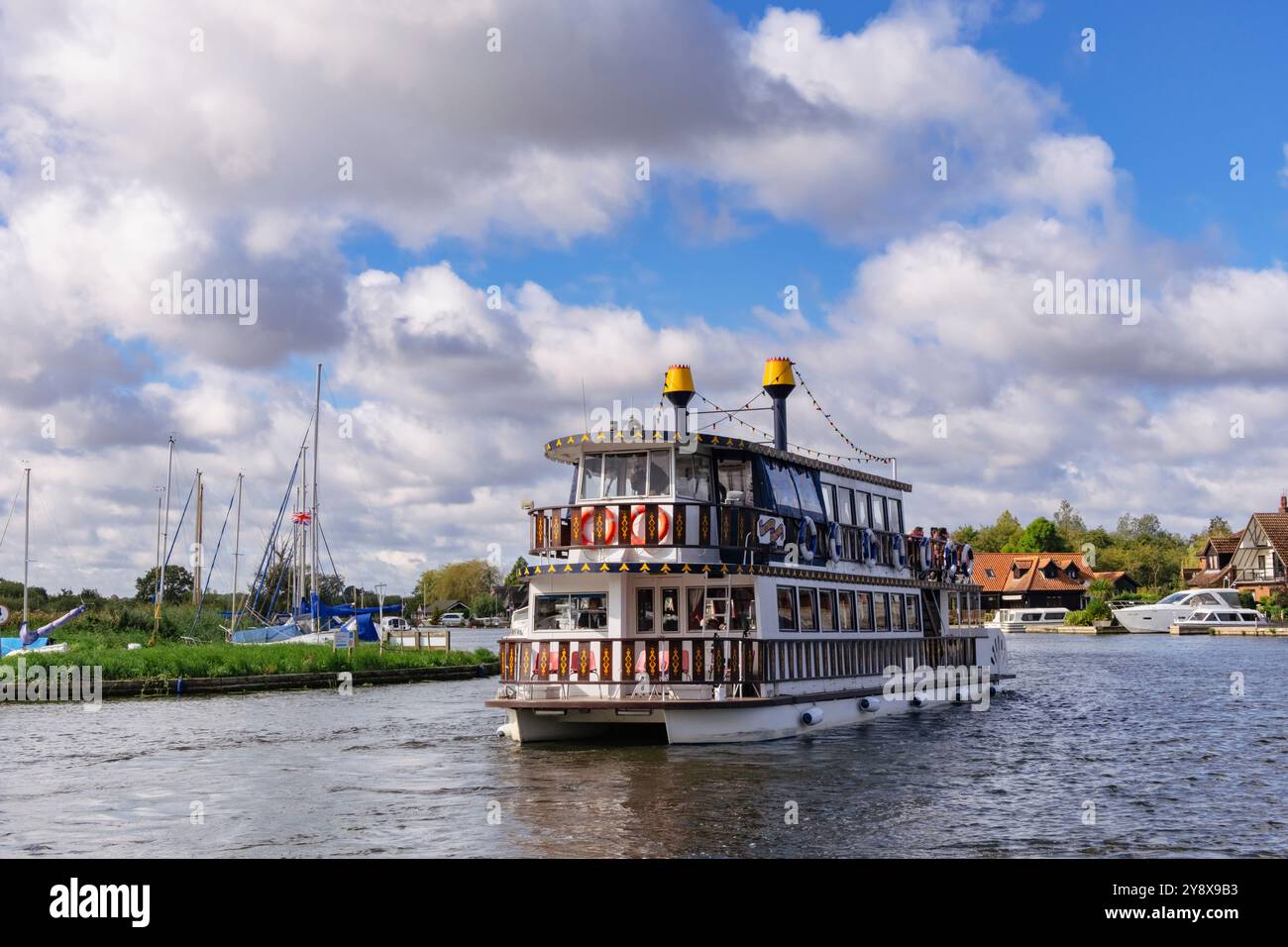 Bateau à aubes Southern Comfort sur la rivière Bure dans le parc national Norfolk Broads. Horning, Wroxham, Norfolk, East Anglia, Angleterre, Royaume-Uni, Grande-Bretagne Banque D'Images