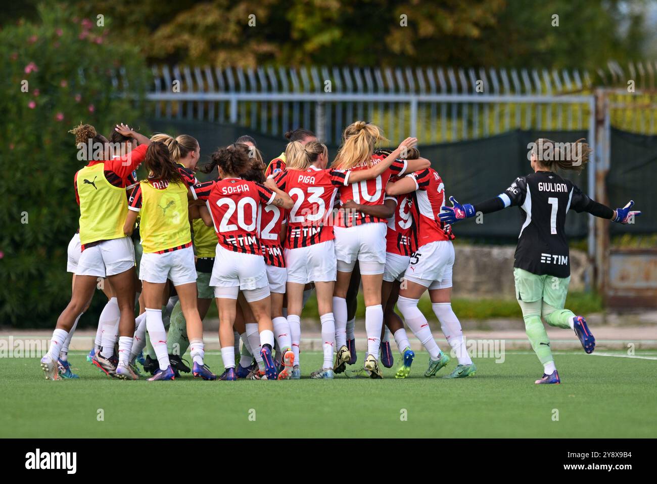 Chanté Dompig de AC MilanWomen célèbre avec ses coéquipières après avoir marqué lors de la Serie A féminine entre Napoli et AC Milan à l’Arena Giuseppe Piccolo Banque D'Images