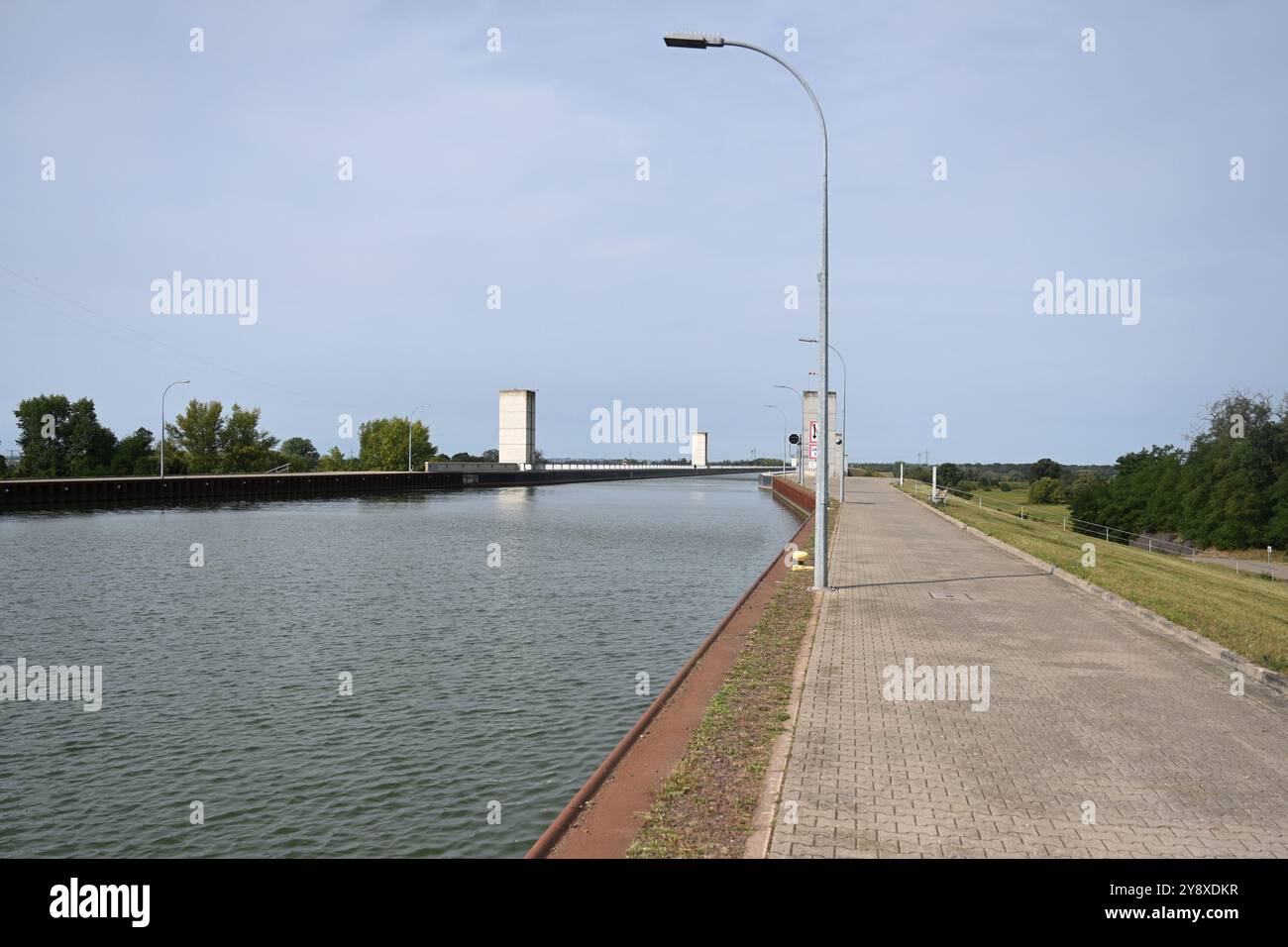 Magdebourg, Allemagne - 23 août 2024 : le pont d'eau de Magdebourg (Kanalbrucke Magdeburg) est un grand aqueduc navigable dans le centre de l'Allemagne, situé à nea Banque D'Images