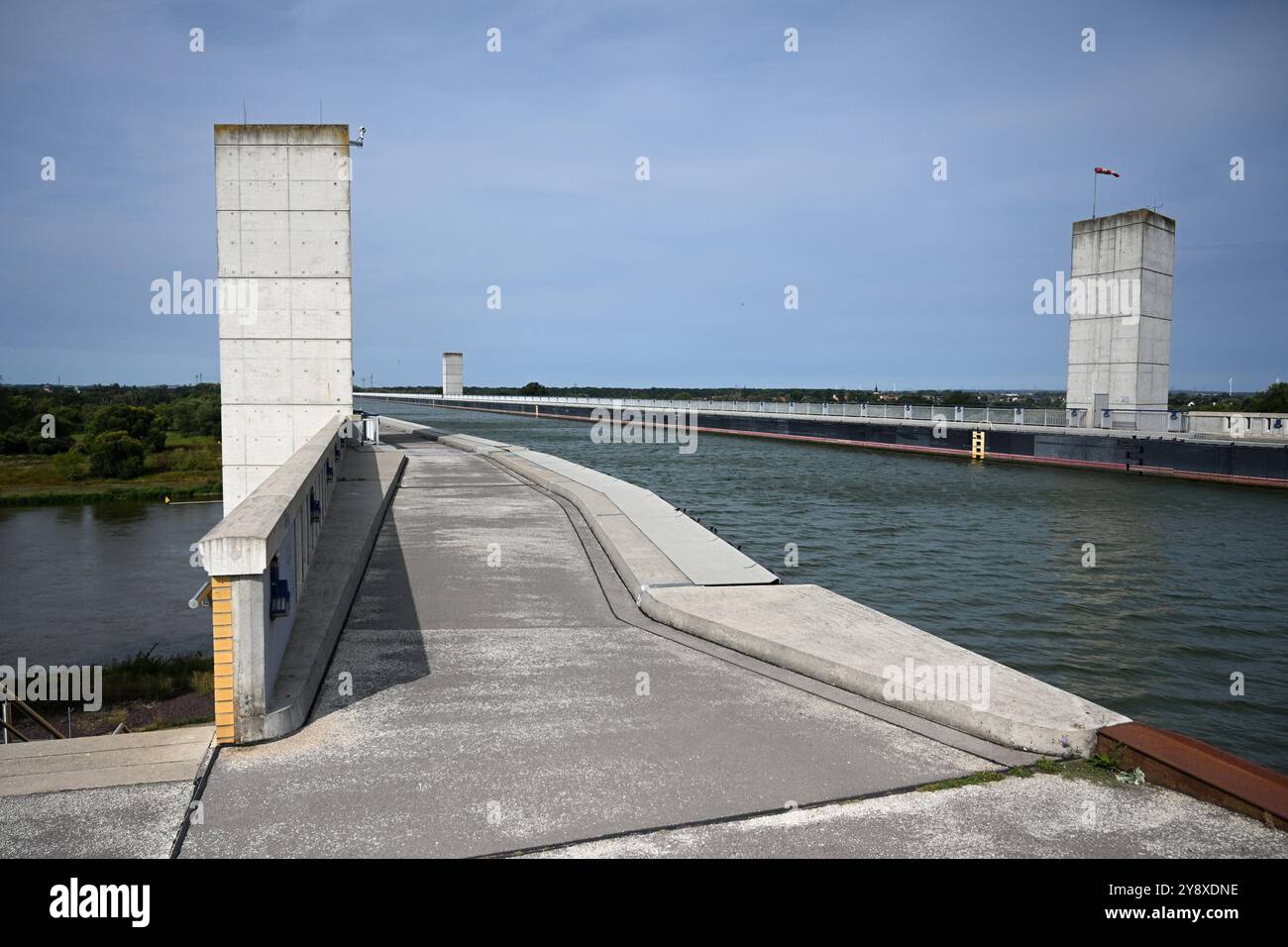 Magdebourg, Allemagne - 23 août 2024 : le pont d'eau de Magdebourg (Kanalbrucke Magdeburg) est un grand aqueduc navigable dans le centre de l'Allemagne, situé à nea Banque D'Images