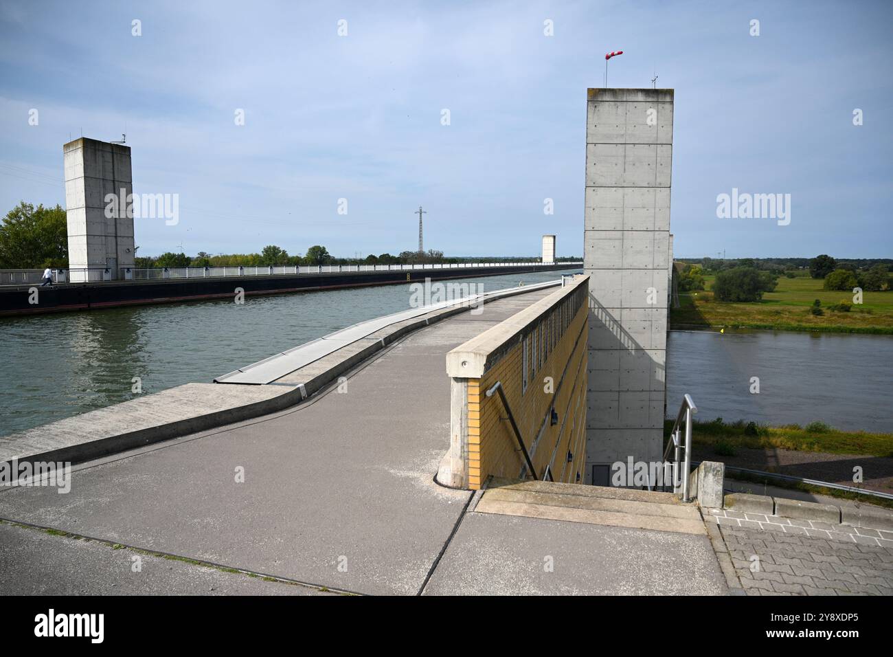 Magdebourg, Allemagne - 23 août 2024 : le pont d'eau de Magdebourg (Kanalbrucke Magdeburg) est un grand aqueduc navigable dans le centre de l'Allemagne, situé à nea Banque D'Images