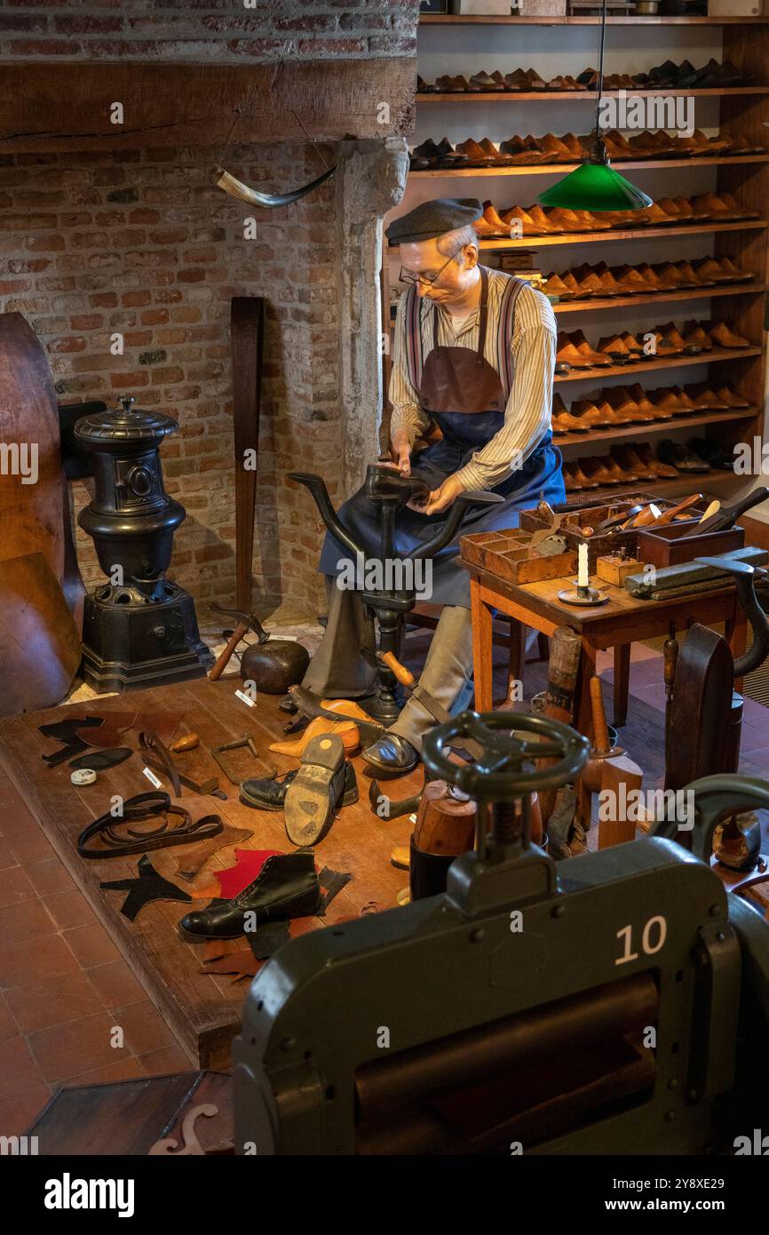 Belgique, Flandre, Bruges, Balstraat, Volkkundemuseum, musée folklorique, atelier de cordonnier Banque D'Images