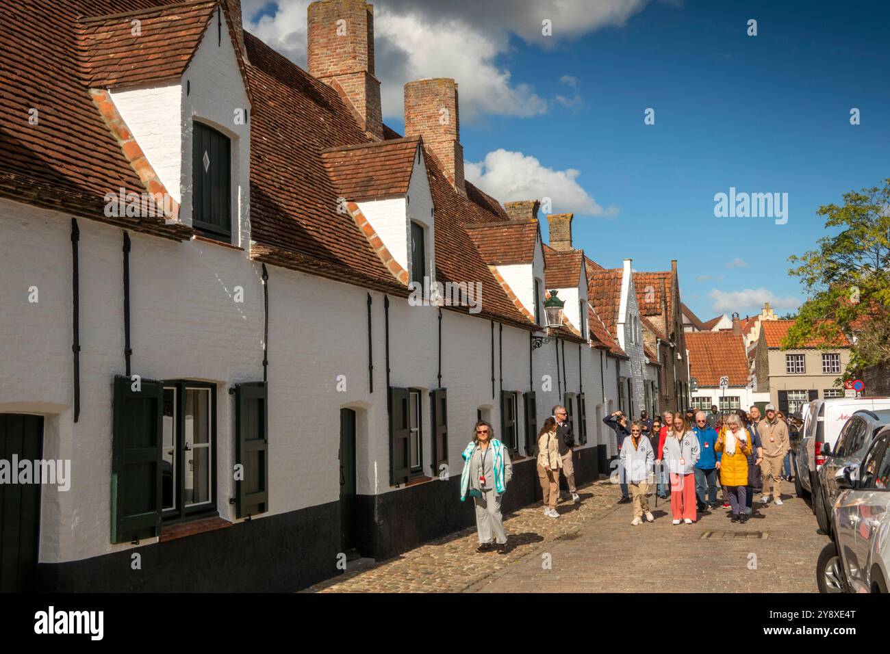 Belgique, Flandre, Bruges, Balstraat, Volkkundemuseum, dans les anciennes almshouses, groupe de visite dans la rue Banque D'Images
