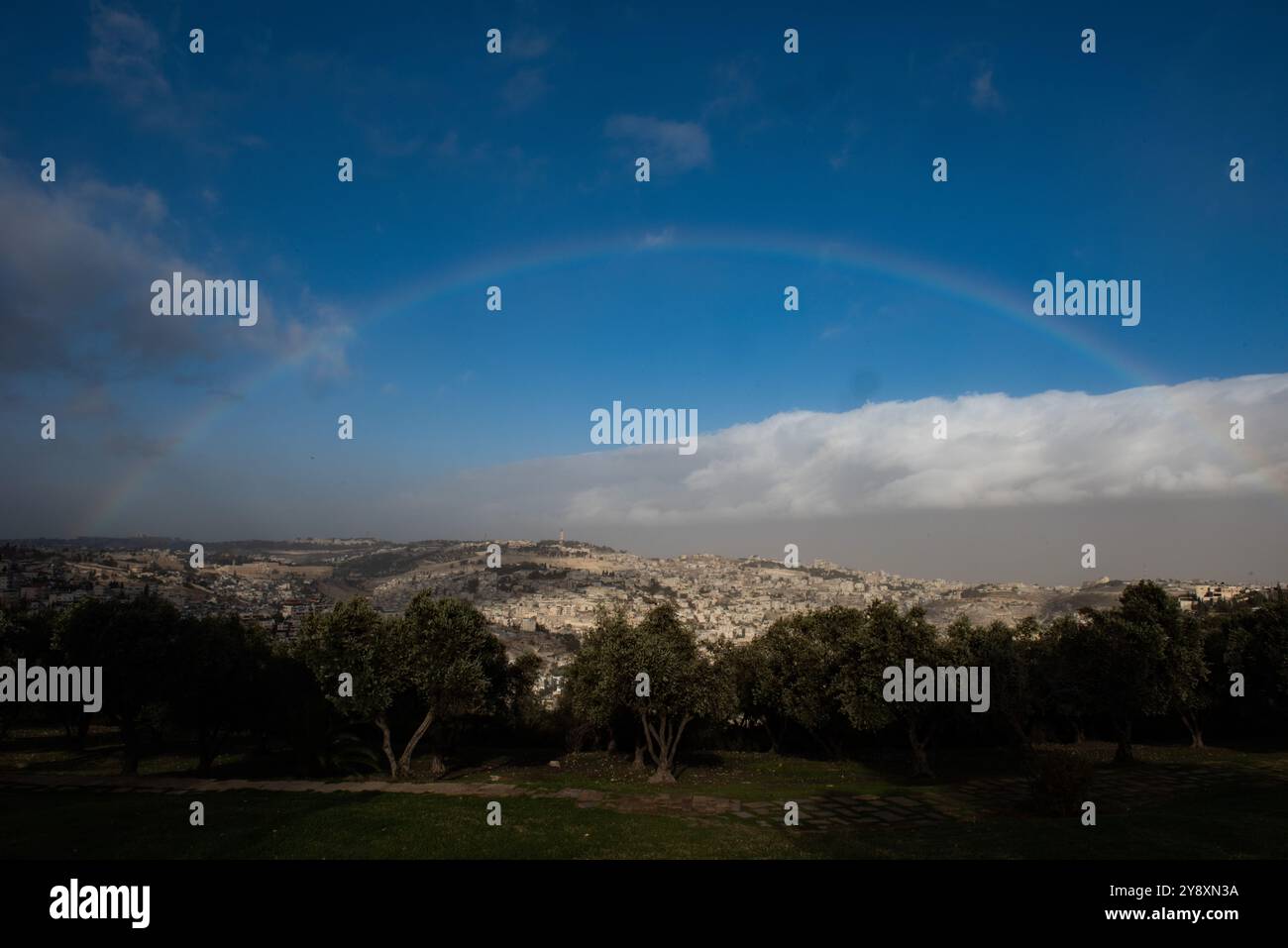 Un arc-en-ciel hivernal rare vole au-dessus du dôme de la mosquée du Rocher sur le Mont du Temple dans la vieille ville de Jérusalem, en Israël. Banque D'Images