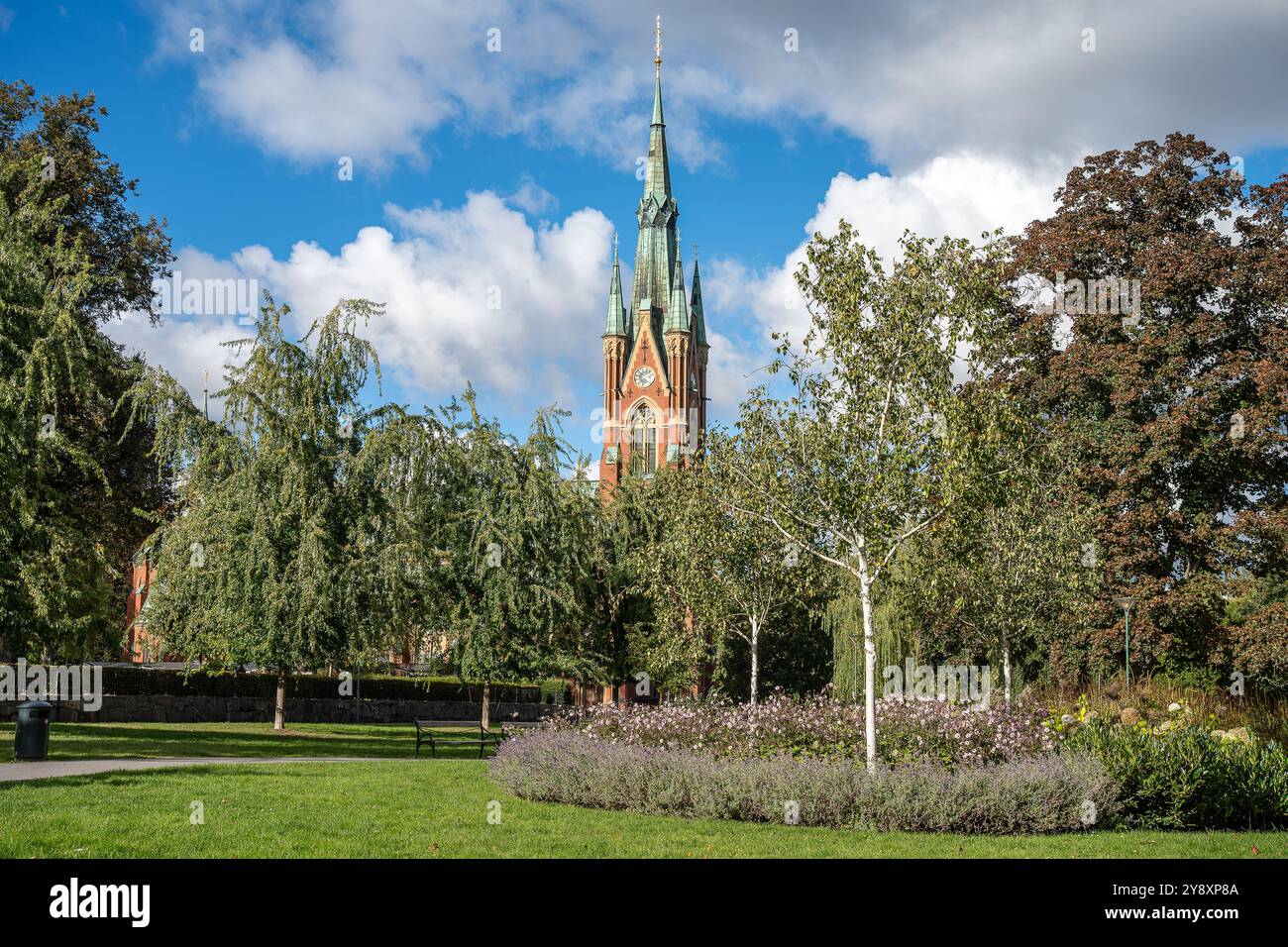 Église Matteus en automne au début octobre à Norrköping, Suède. L'église située à Folkparken, un parc de la ville de Norrkoping, a été ouverte en 1892. Banque D'Images