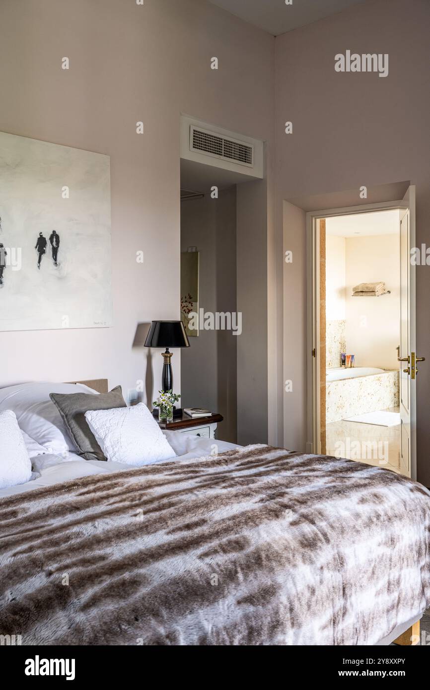 Chambre de luxe avec salle de bains dans une villa espagnole, Majorque. Banque D'Images