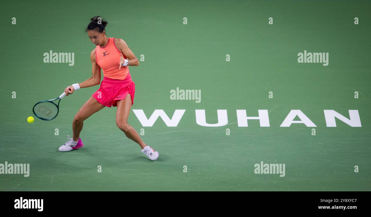 (241007) -- WUHAN, 7 oct. 2024 (Xinhua) -- Yuan Yue, de Chine, fait son retour lors de la ronde de simple féminine de 64 contre Clara Burel, de France, au tournoi de tennis de l'Open de Wuhan 2024 à Wuhan, capitale de la province du Hubei en Chine centrale, 7 oct. 2024. (Xinhua/Hu Jingwen) Banque D'Images