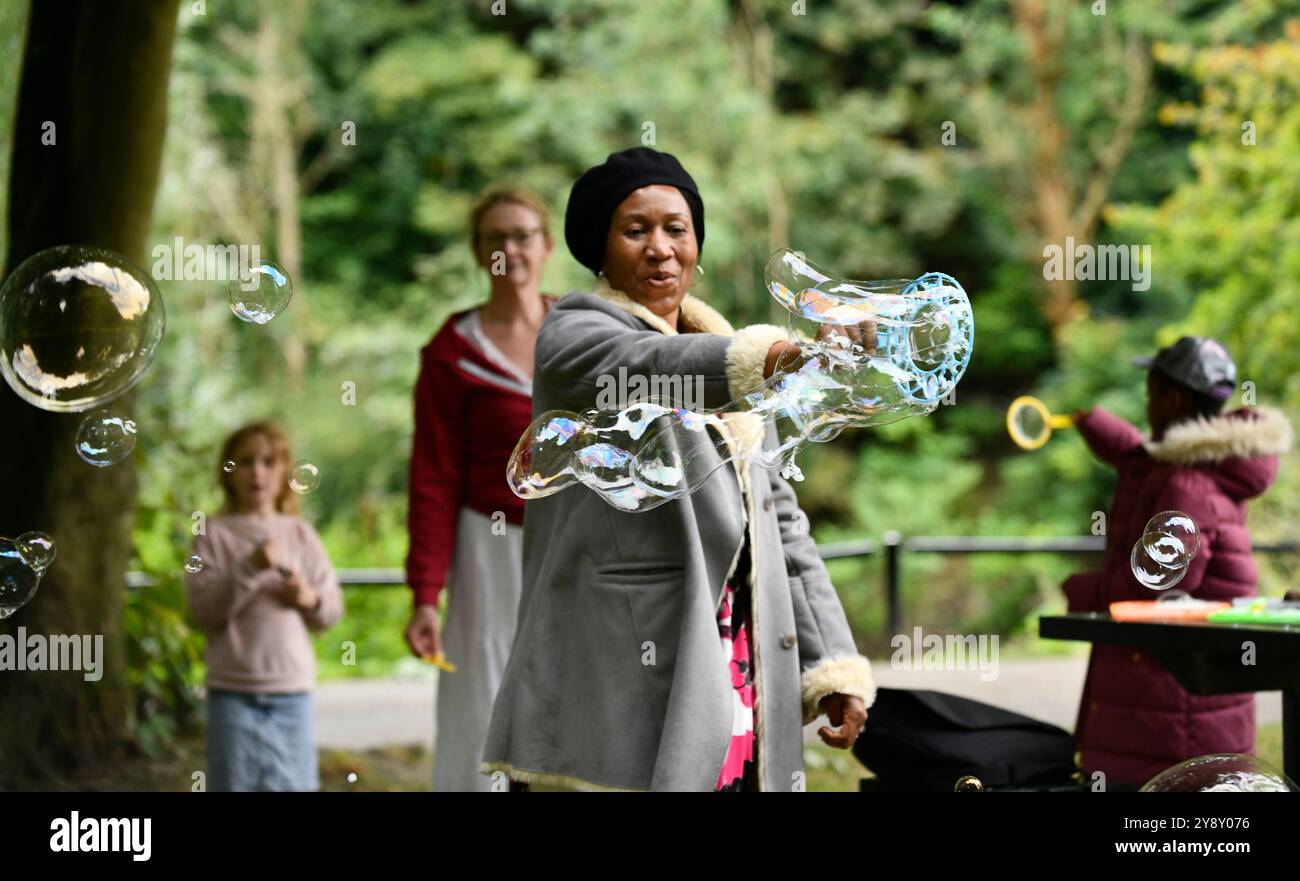 Faire des bulles soufflantes dans le parc Britain, UK Summer Songs of Praise par Telford & Severn gorge Deanery Churches Together Banque D'Images