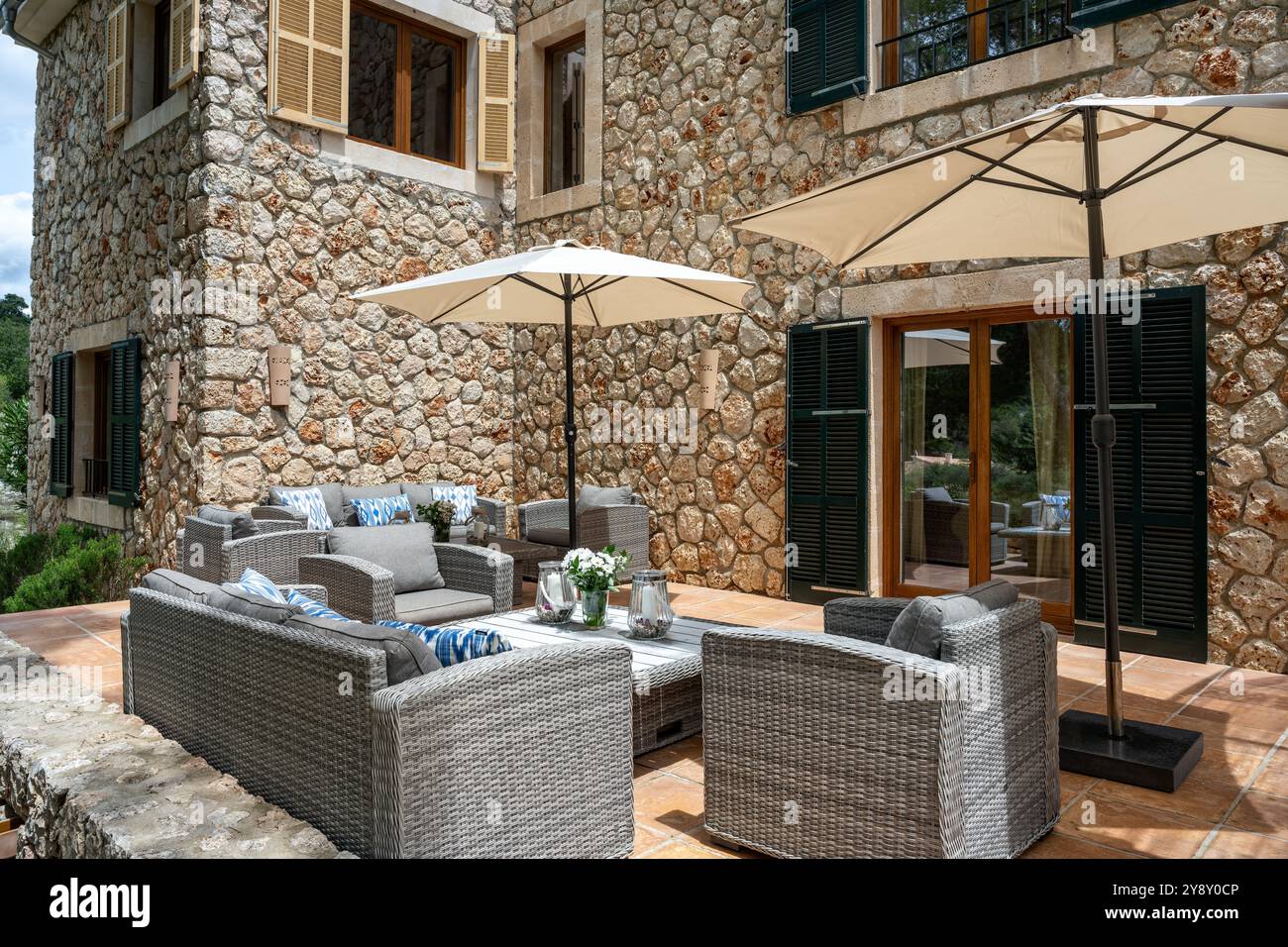 Parasols ombrage sièges sur la terrasse de la villa espagnole, Majorque. Banque D'Images