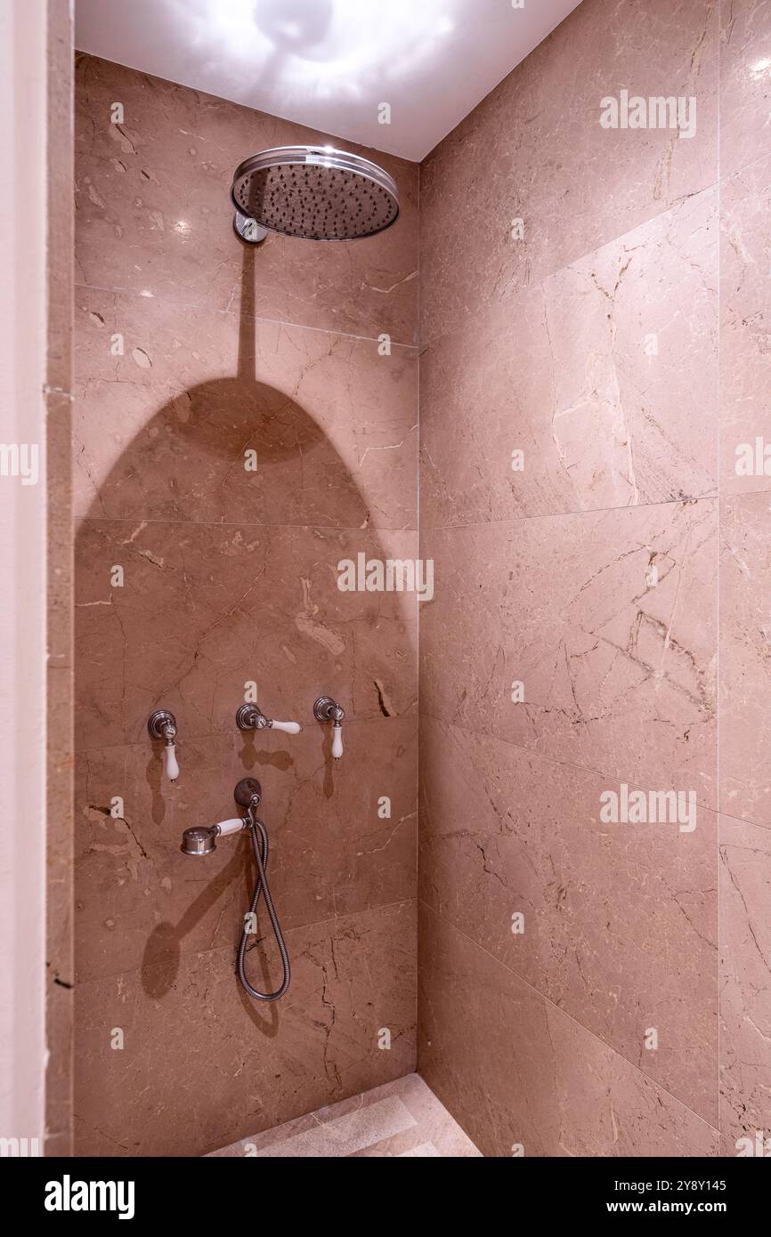 Pomme de douche dans une cabine en marbre dans une villa espagnole, Majorque. Banque D'Images