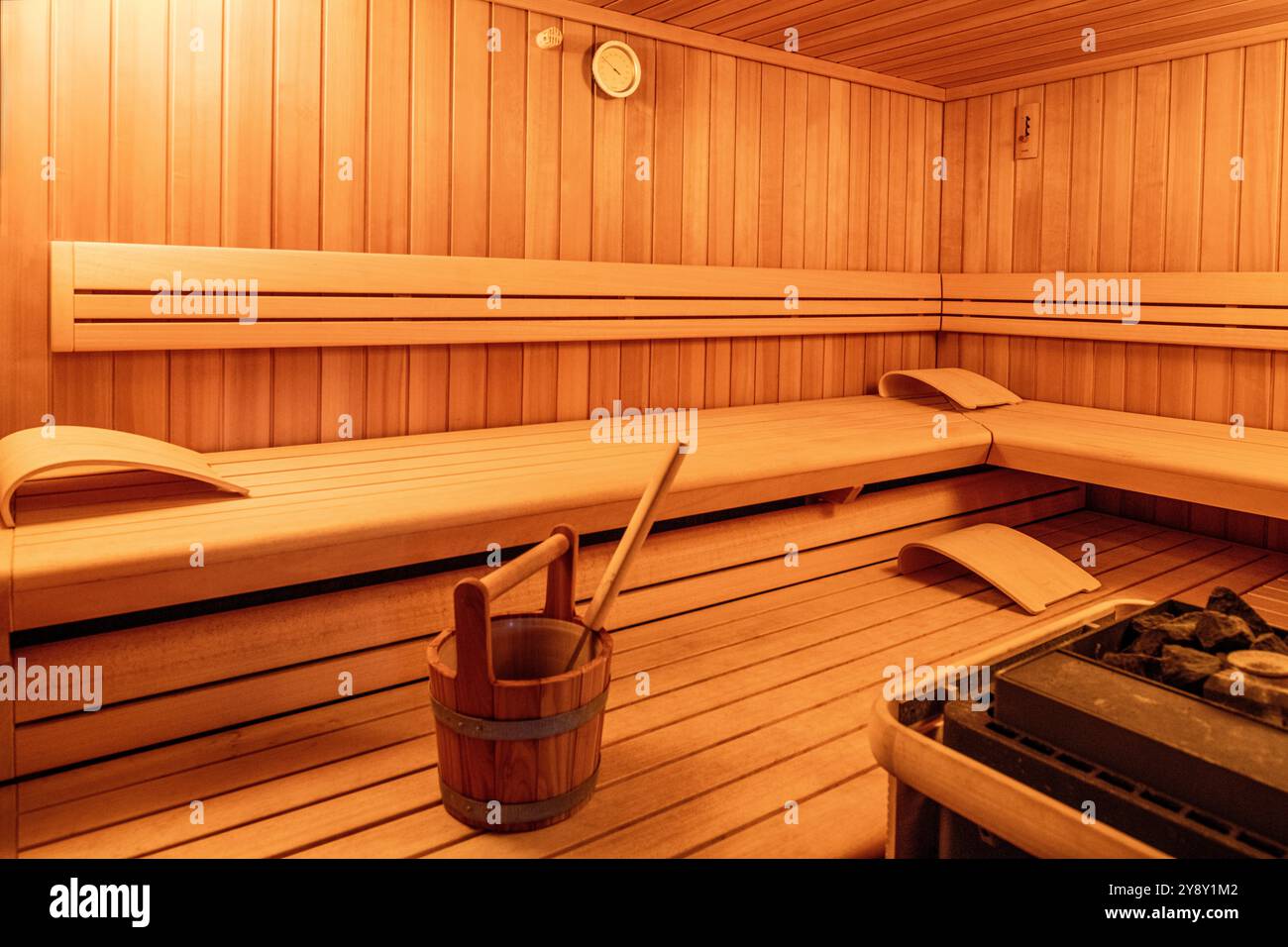 Banquette en bois dans le sauna avec seau, villa espagnole, Majorque. Banque D'Images