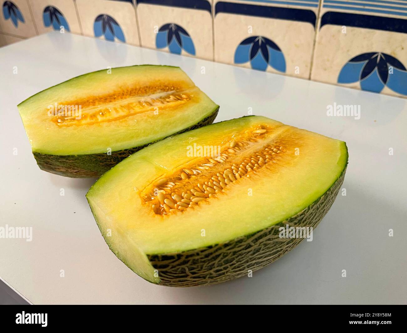 Melon coupé en deux moitiés. - Image de stock capturée avec un smartphone