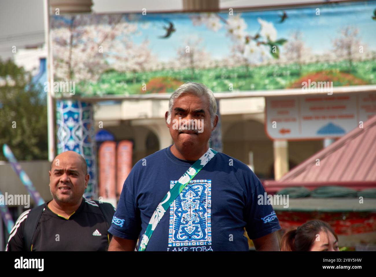 Tachkent, Ouzbékistan;septembre,16,2024:un homme indien âgé avec la peau foncée et les cheveux blancs marchant dans les rues de Tachkent, Ouzbékistan. Banque D'Images