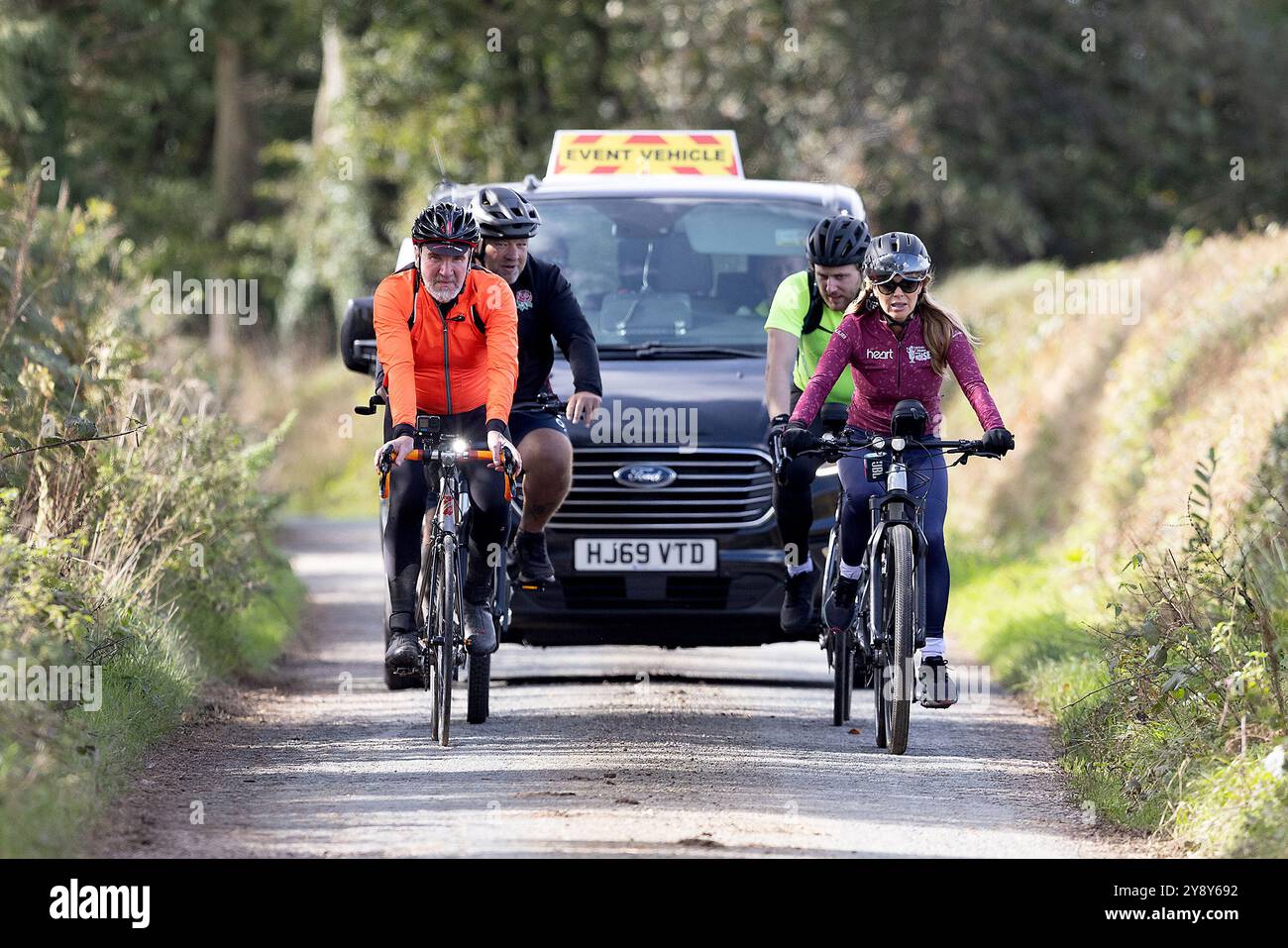 Ashreigney, Royaume-Uni. 7e octet Amanda Holden a photographié le premier jour de sa balade à vélo de 250 km « Big Ride to Work » de Bude à Londres, pour collecter des fonds pour la campagne Make Some Noise de Global. La vedette du présentateur britannique Got talent and Heart Breakfast de la télévision vise à terminer la balade à vélo en cinq jours, se terminant au siège de Heart, à Leicester Square, à Londres. Crédit : Mark Passmore / Alamy Live News Banque D'Images