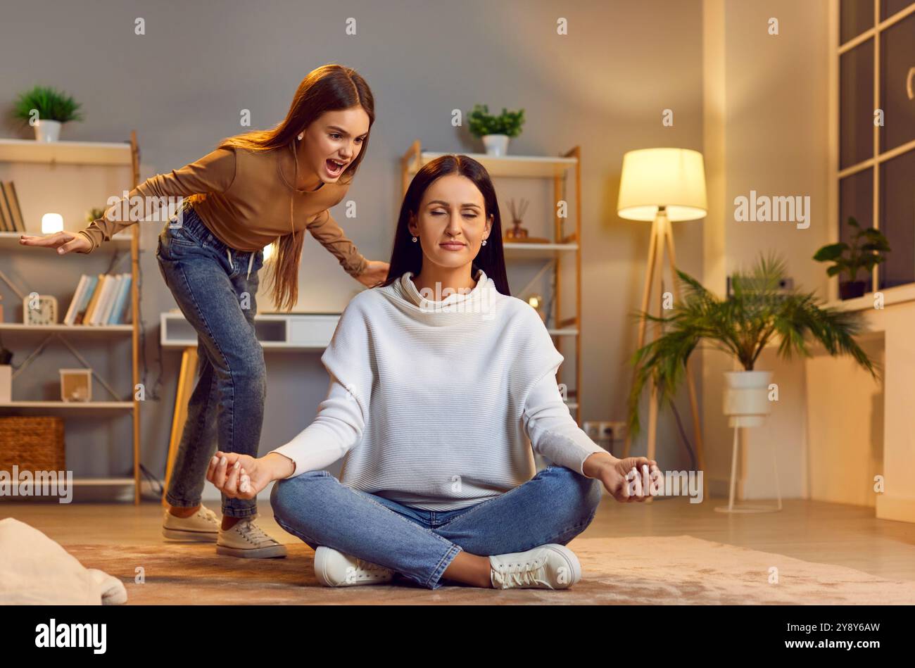 Mère faisant de la méditation et gérant le stress pendant que son enfant crie et se comporte mal Banque D'Images