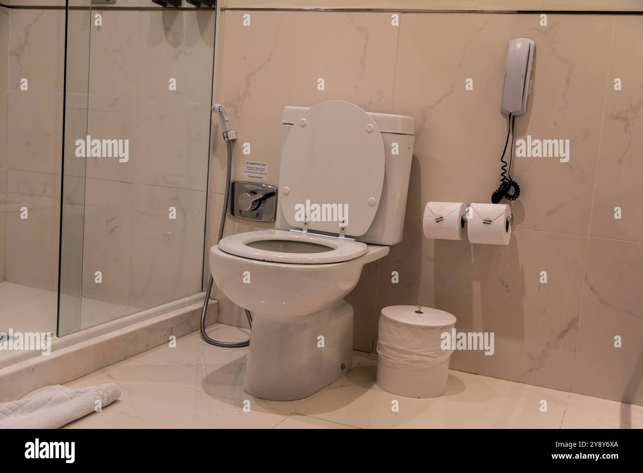 Salle de bain très propre et organisée avec toilettes blanches Banque D'Images