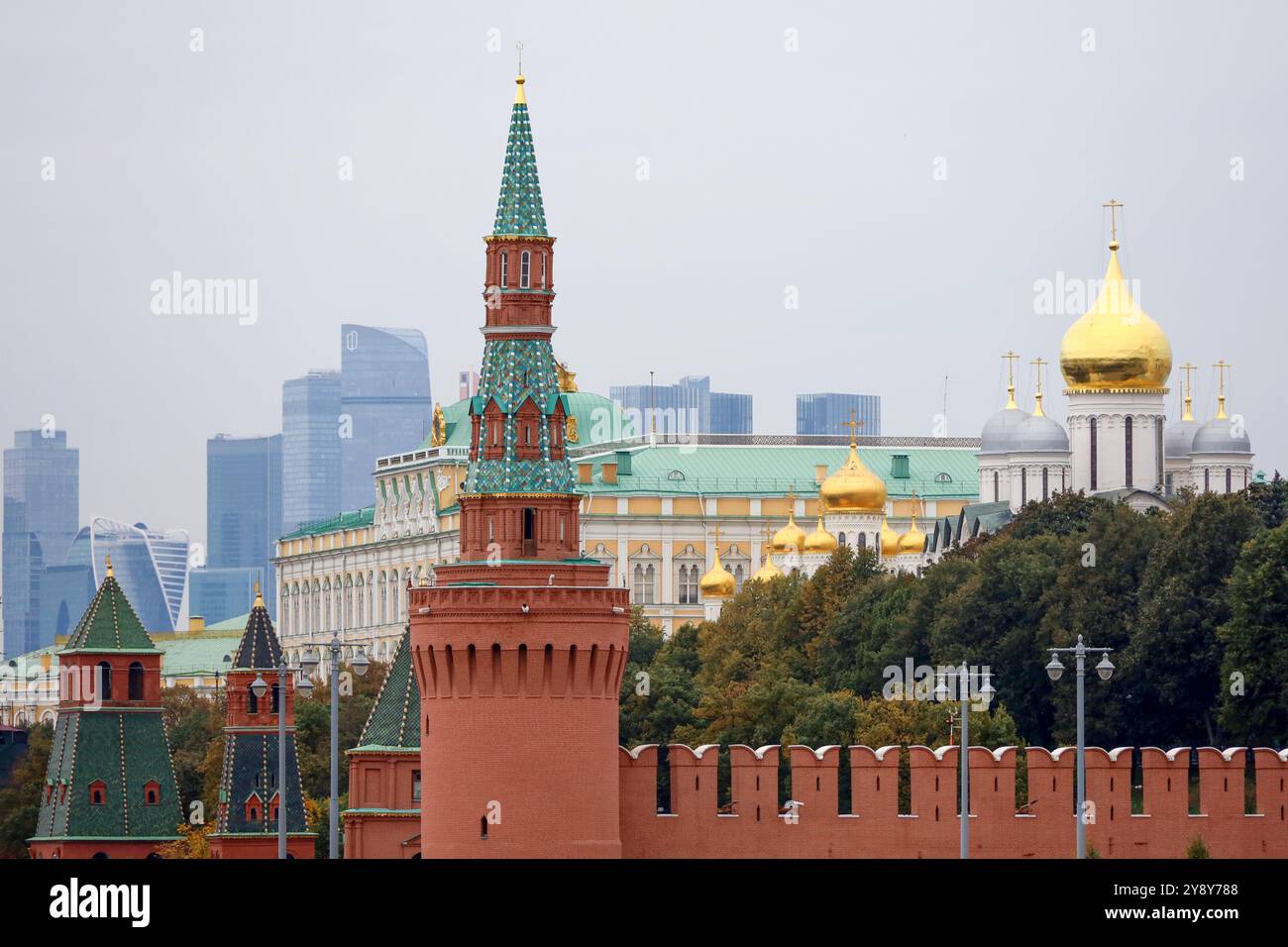 Vue sur le Kremlin de Moscou et les gratte-ciel du centre d'affaires de la ville de Moscou à l'automne Banque D'Images