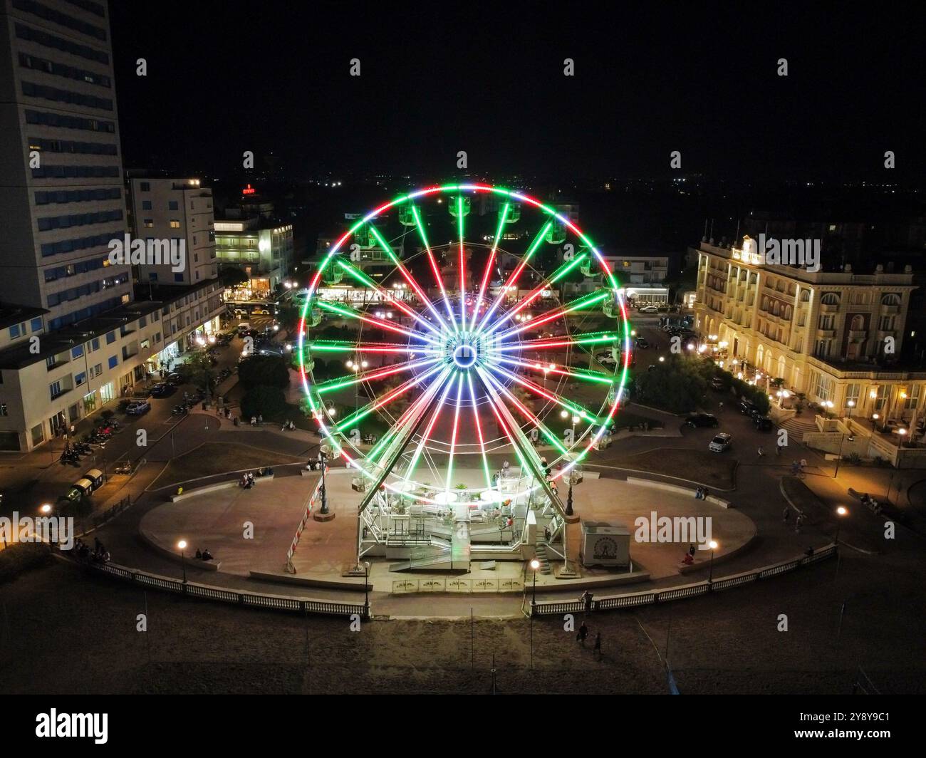 Vue aérienne nocturne d'une grande roue éclairée Banque D'Images