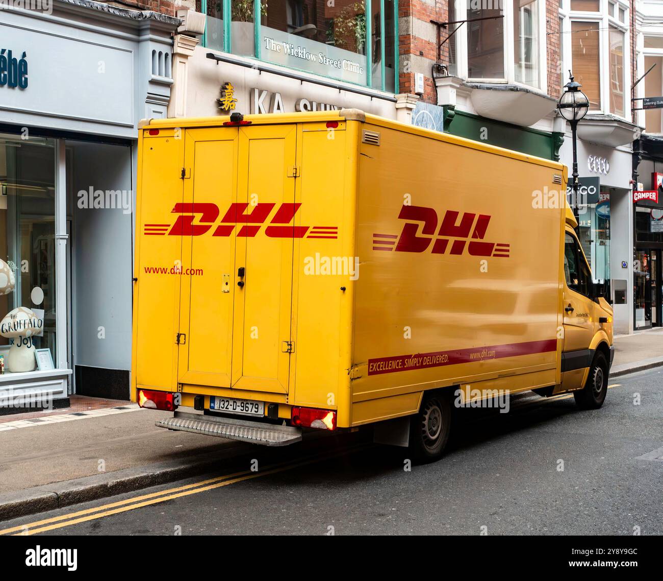 Une camionnette de livraison DHL à Dublin, Irlande. Banque D'Images